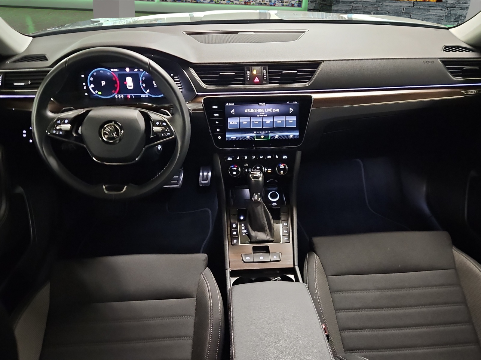 SKODA Superb 2.0 TDi Scout 4x4 DSG-image-7