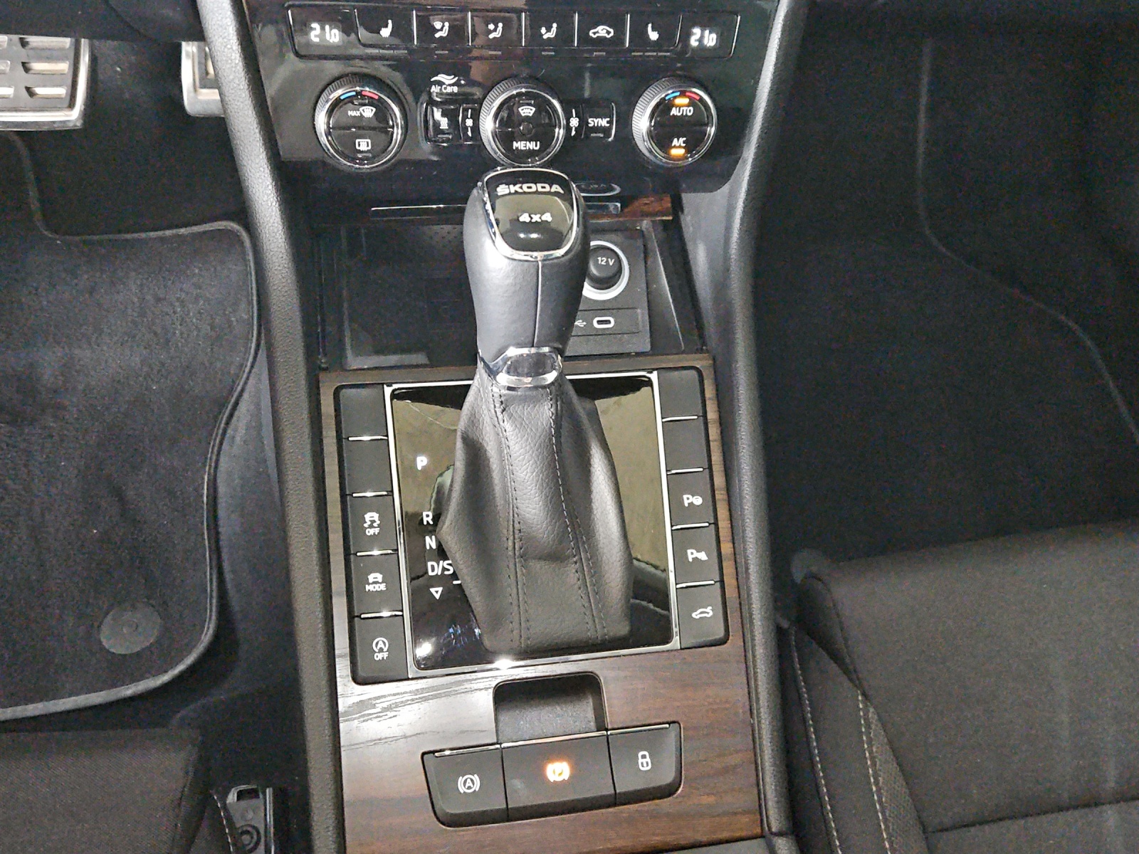 SKODA Superb 2.0 TDi Scout 4x4 DSG-image-19