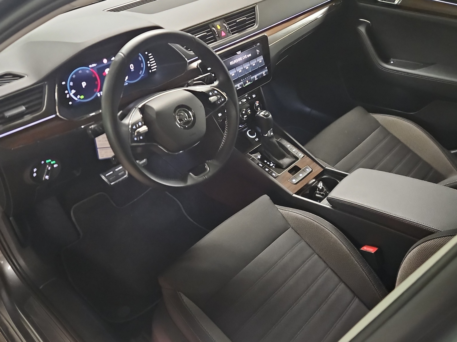 SKODA Superb 2.0 TDi Scout 4x4 DSG-image-6