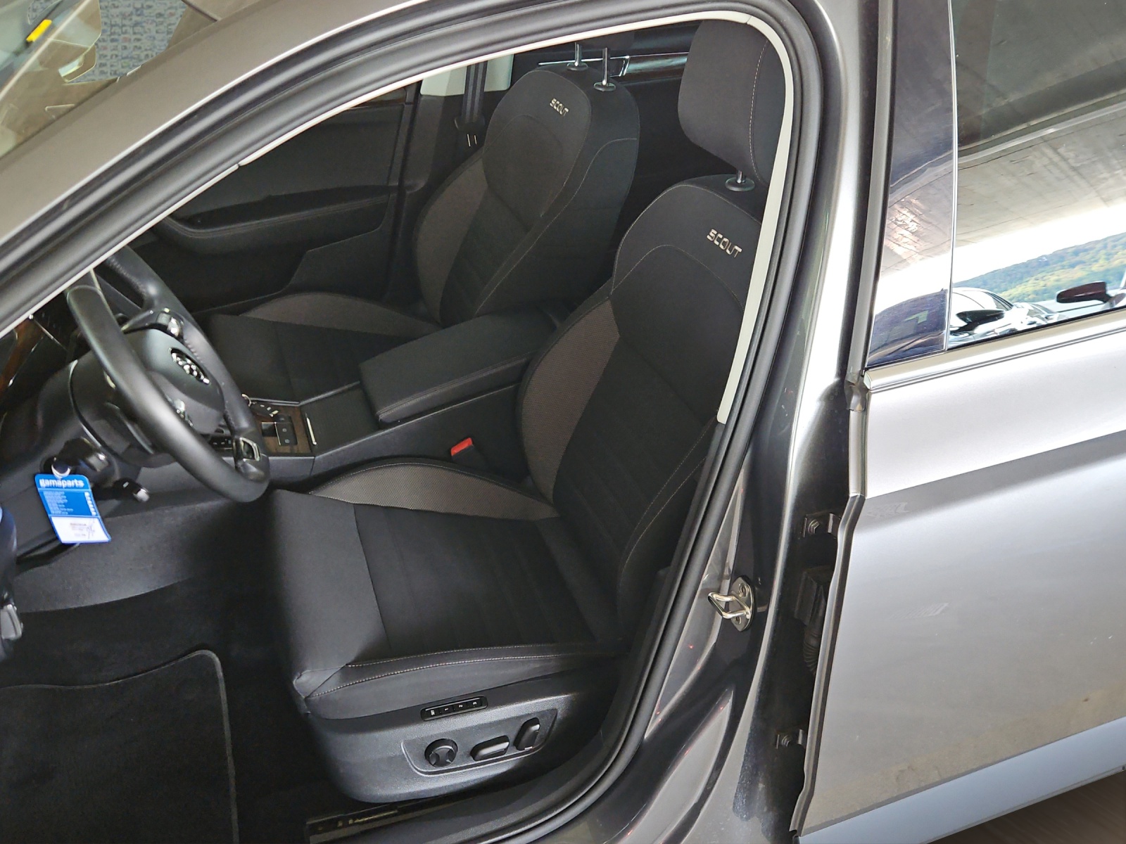 SKODA Superb 2.0 TDi Scout 4x4 DSG-image-8