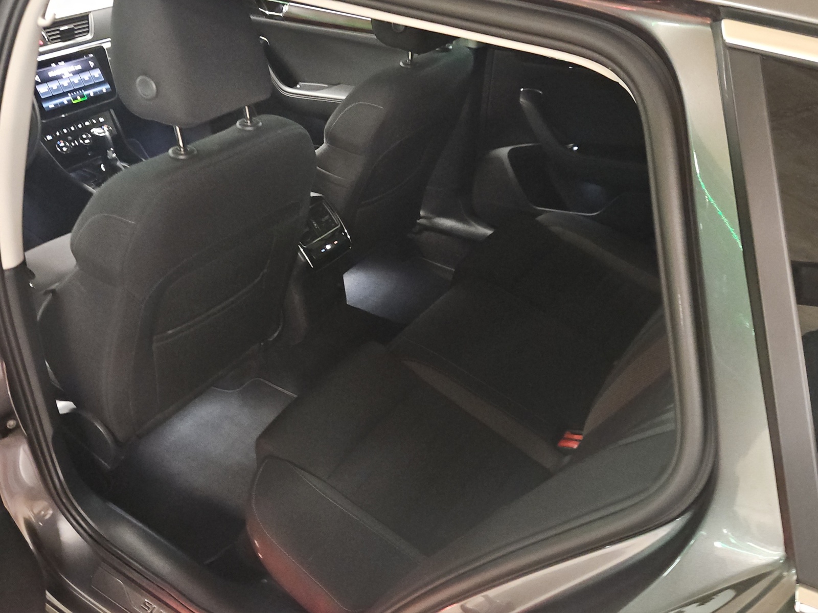 SKODA Superb Combi 2.0 TDi SportLine Light 4x4 DSG-image-9