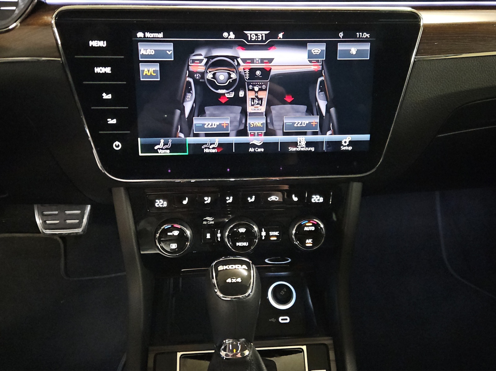 SKODA Superb 2.0 TDi Scout 4x4 DSG-image-16
