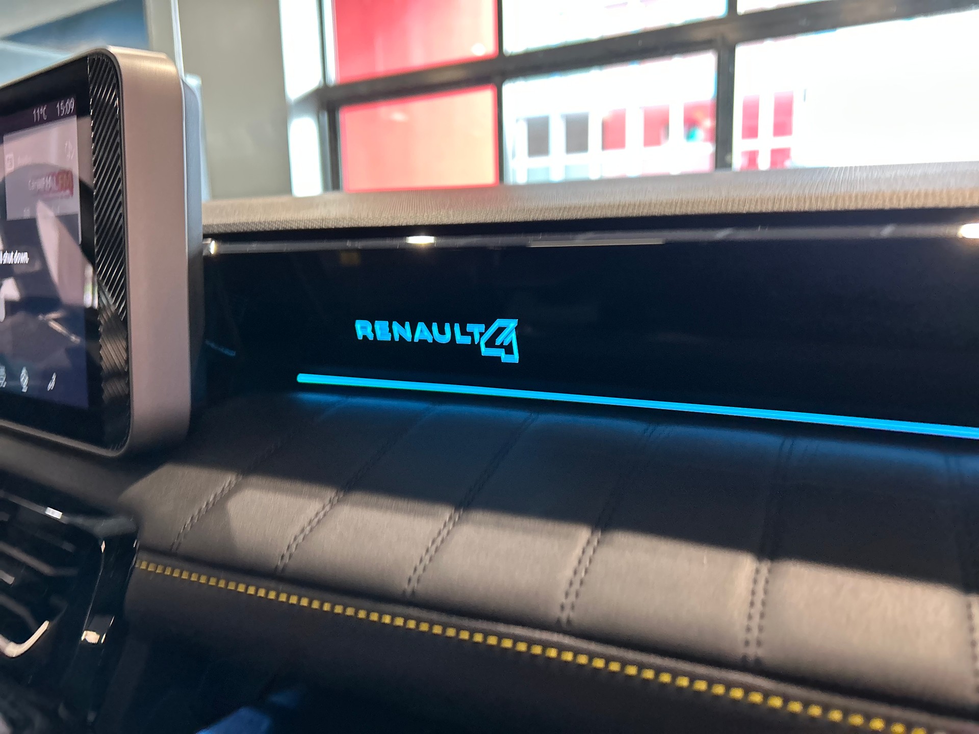 RENAULT R4 E-Tech Comfort Range 52 kWh Iconic-image-9