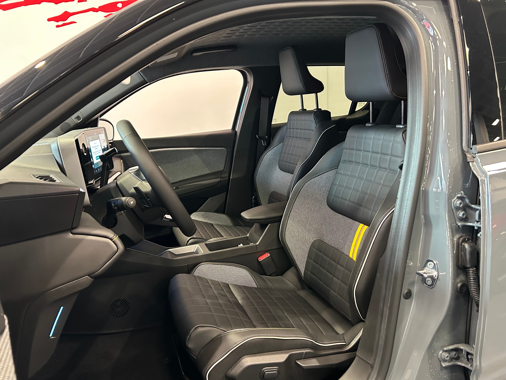RENAULT R4 E-Tech Comfort Range 52 kWh Iconic-image-6