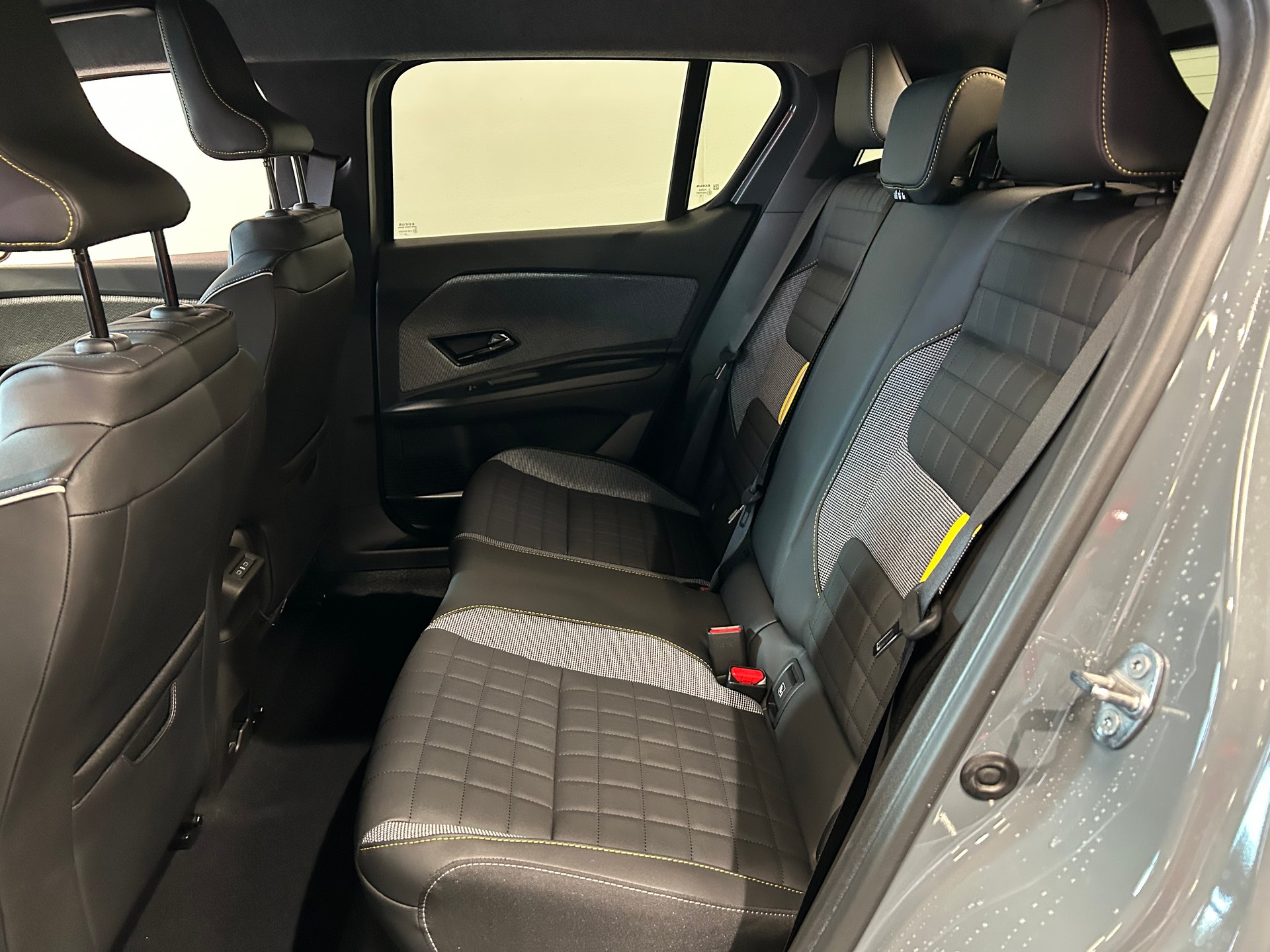 RENAULT R4 E-Tech Comfort Range 52 kWh Iconic-image-10