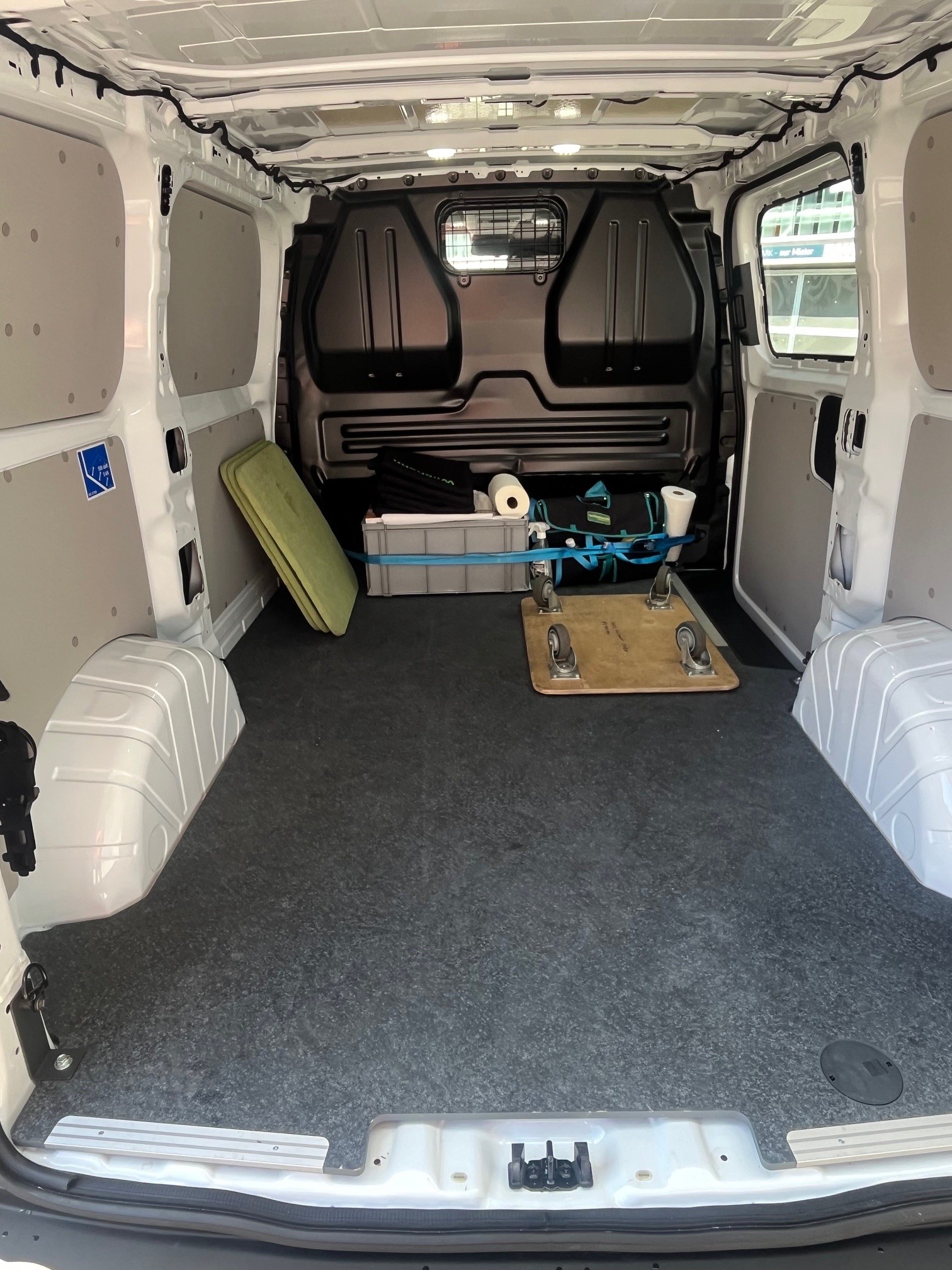 VW Transporter 2.0 TDI-image-6