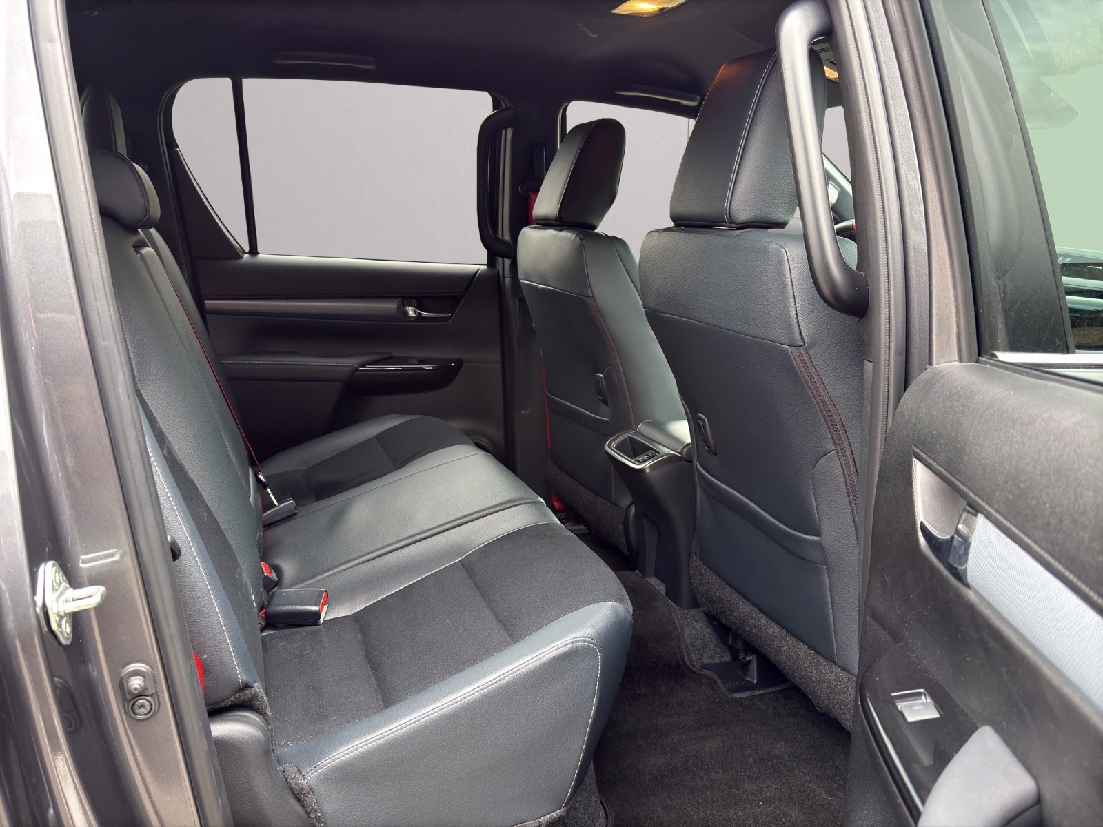 TOYOTA Hilux 2.8d GR Sport II Double Cab 4x4 A-image-11