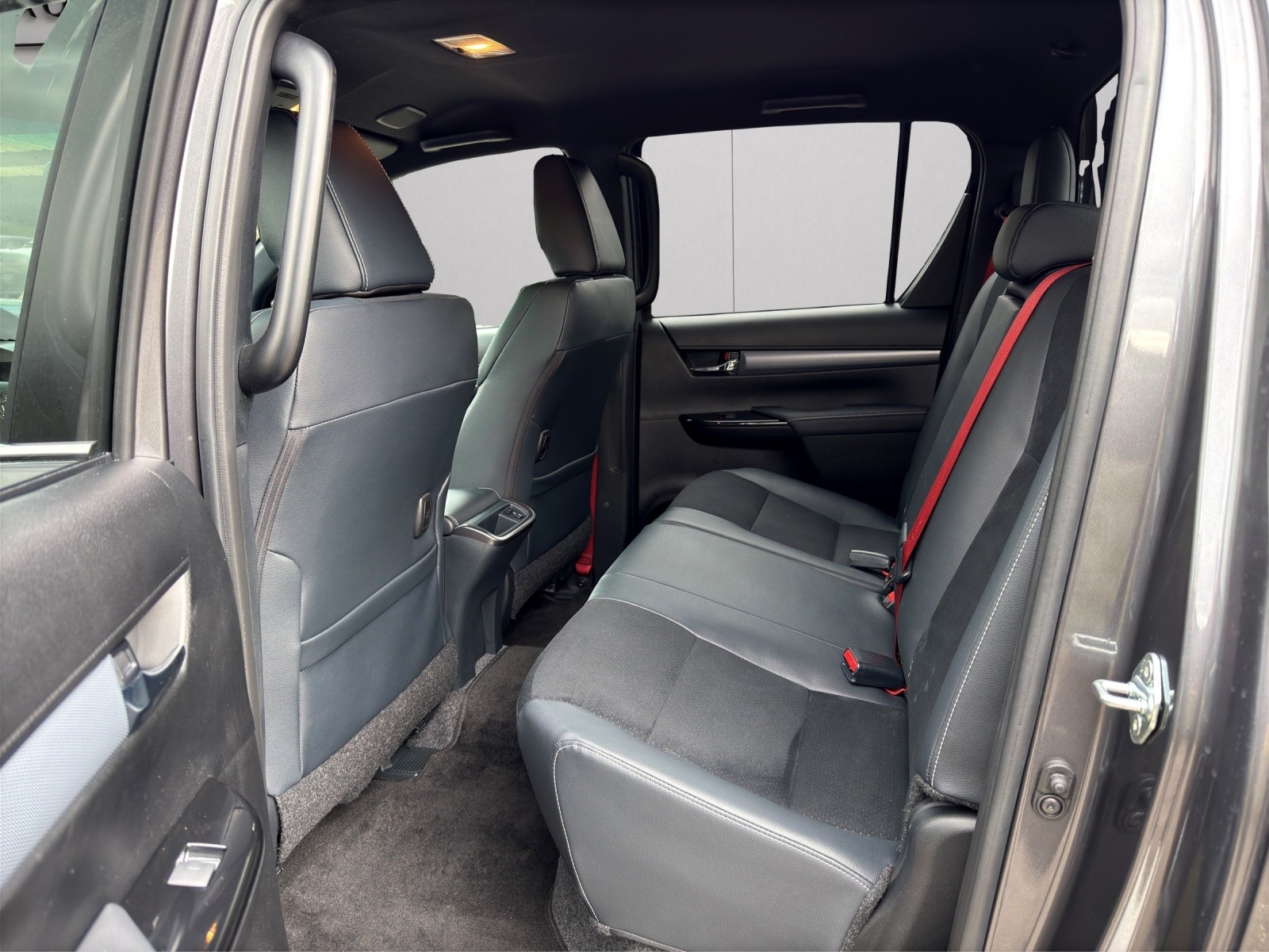 TOYOTA Hilux 2.8d GR Sport II Double Cab 4x4 A-image-9