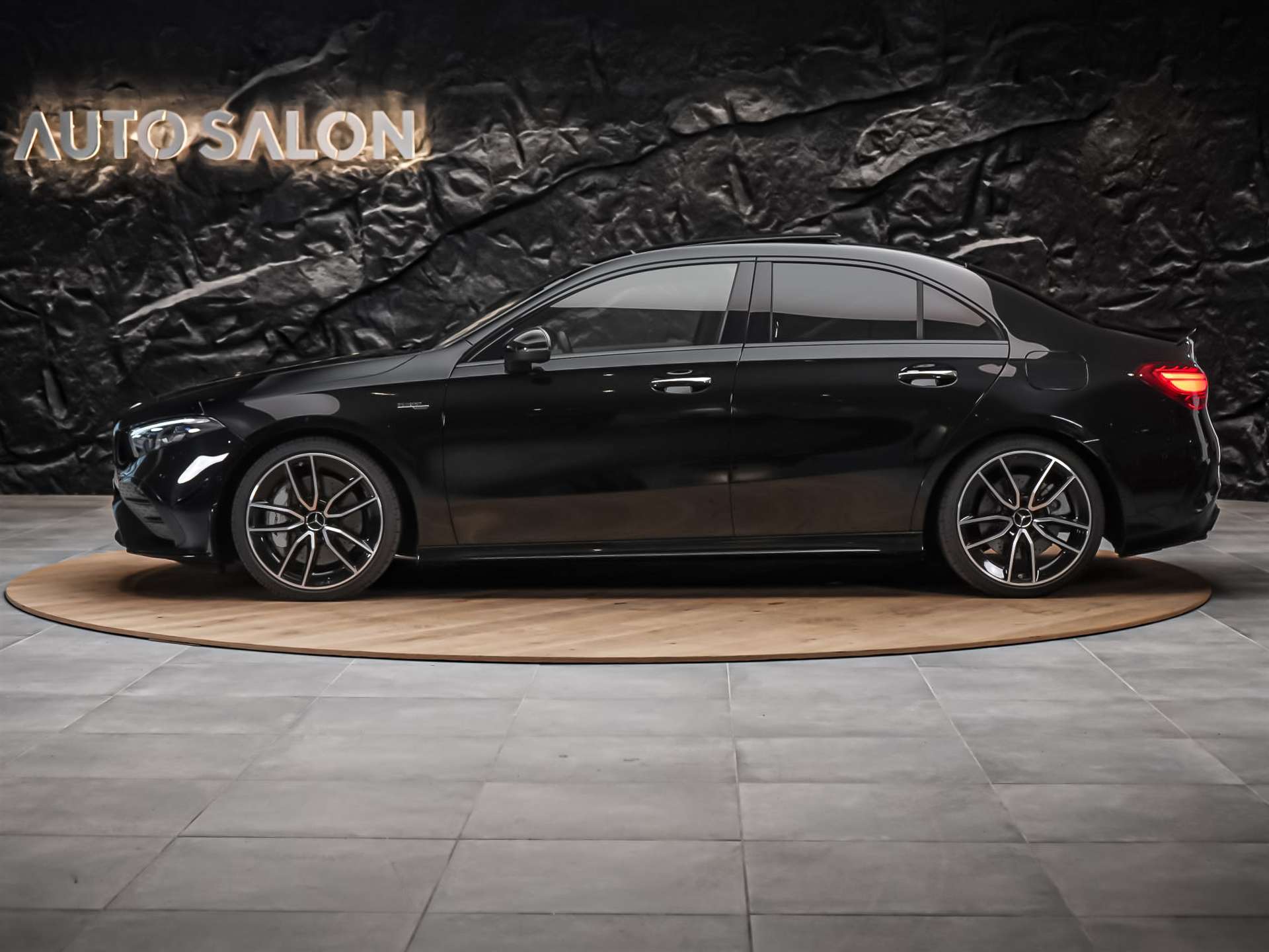 MERCEDES-BENZ A 35 AMG 4Matic+ 8G-DCT *Limousine*Panorama*Aero Paket*Multibeam LED*-image-2