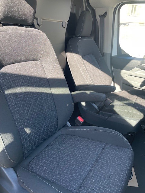 FORD Spez. Preis !! L1H1 320 Trend mit Automat-Getriebe und Anhängerkupplung 2-Plätzer mit Komfortsitze.-image-8