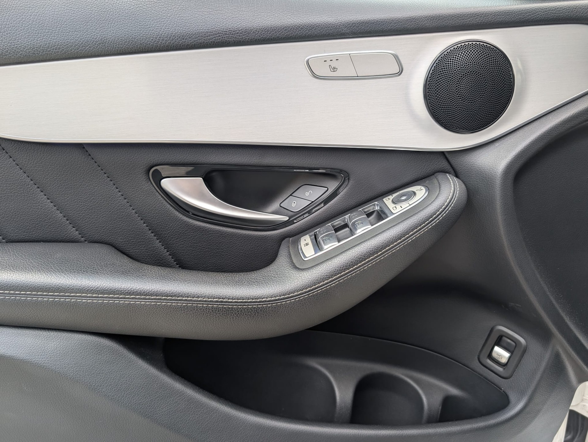 MERCEDES-BENZ GLC 220 d AMG Line 4Matic 9G-Tronic-image-10