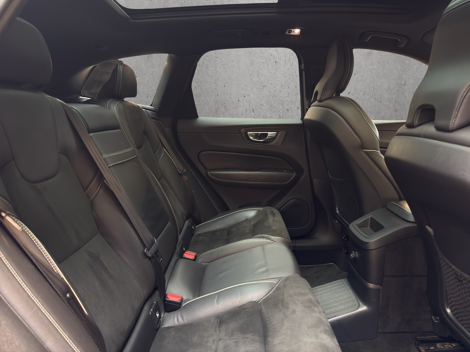 VOLVO XC60 T8 eAWD R-Design Geartronic-image-12