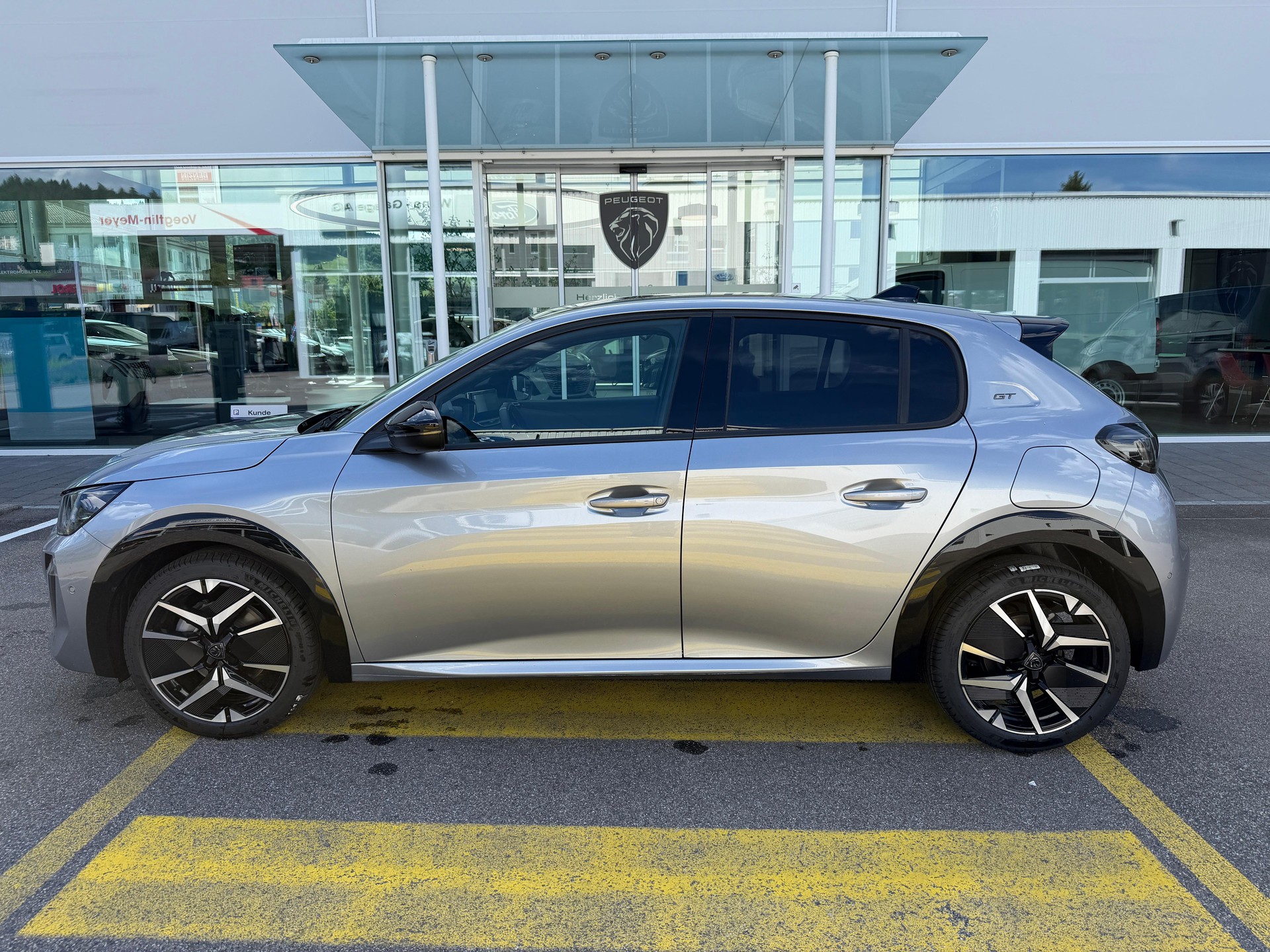 PEUGEOT 208 1.2 Hybrid 145 GT-image-0