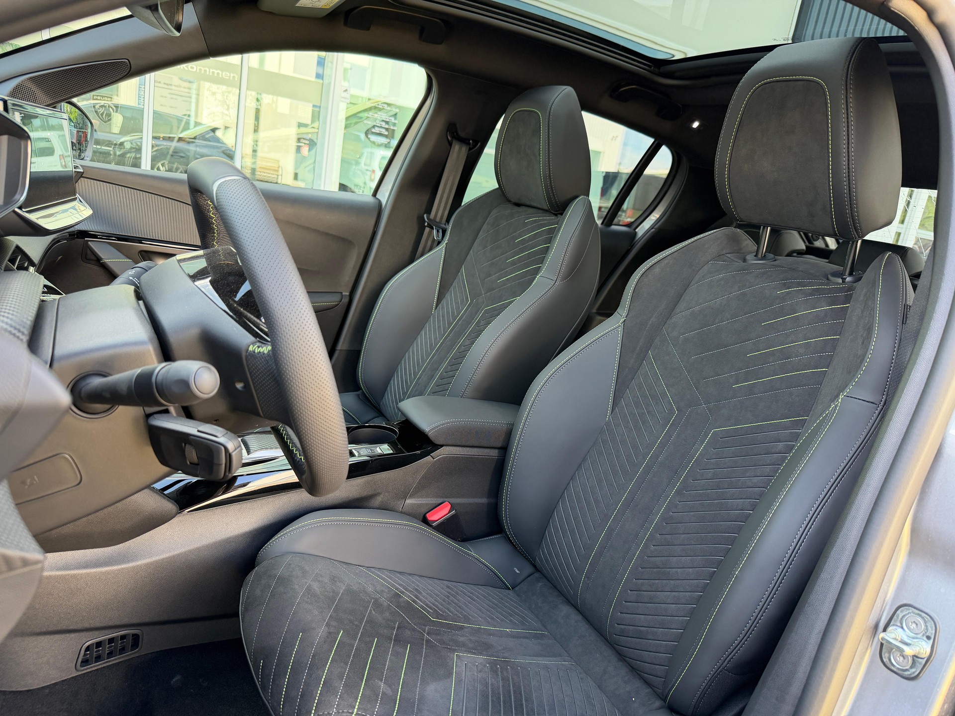 PEUGEOT 208 1.2 Hybrid 145 GT-image-8