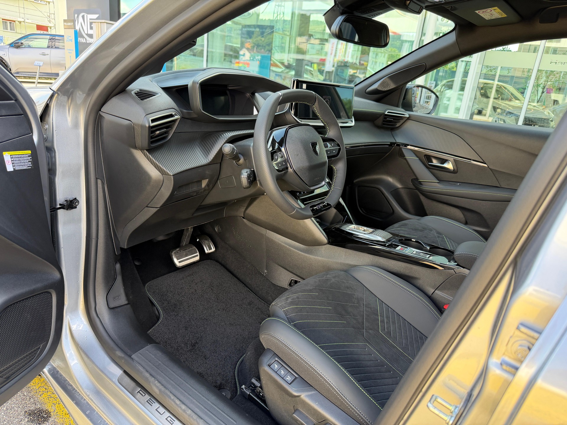 PEUGEOT 208 1.2 Hybrid 145 GT-image-9