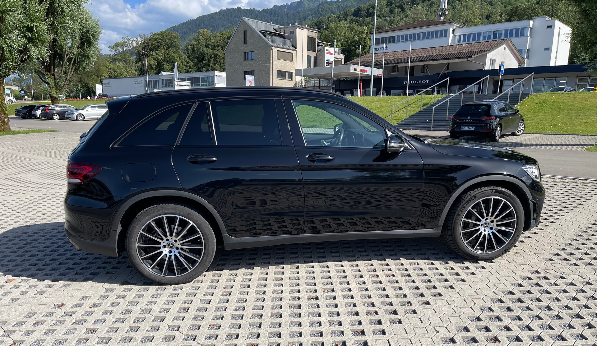MERCEDES-BENZ GLC 200 AMG Line 4Matic 9G-Tronic-image-7