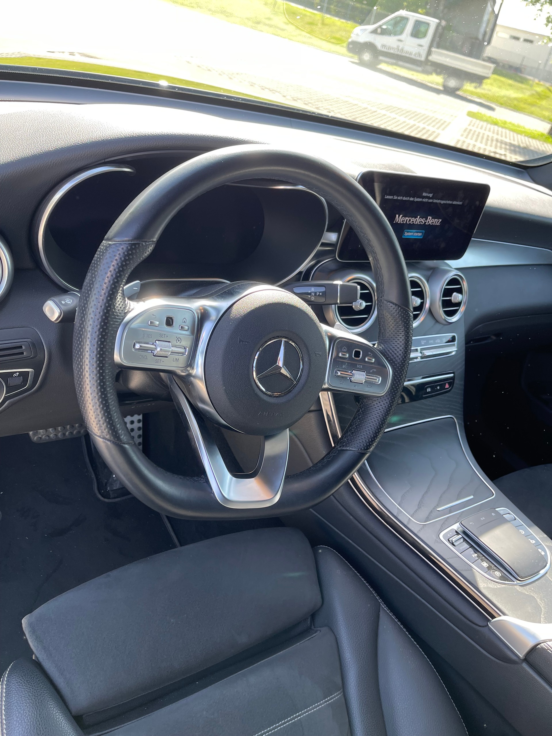 MERCEDES-BENZ GLC 200 AMG Line 4Matic 9G-Tronic-image-10