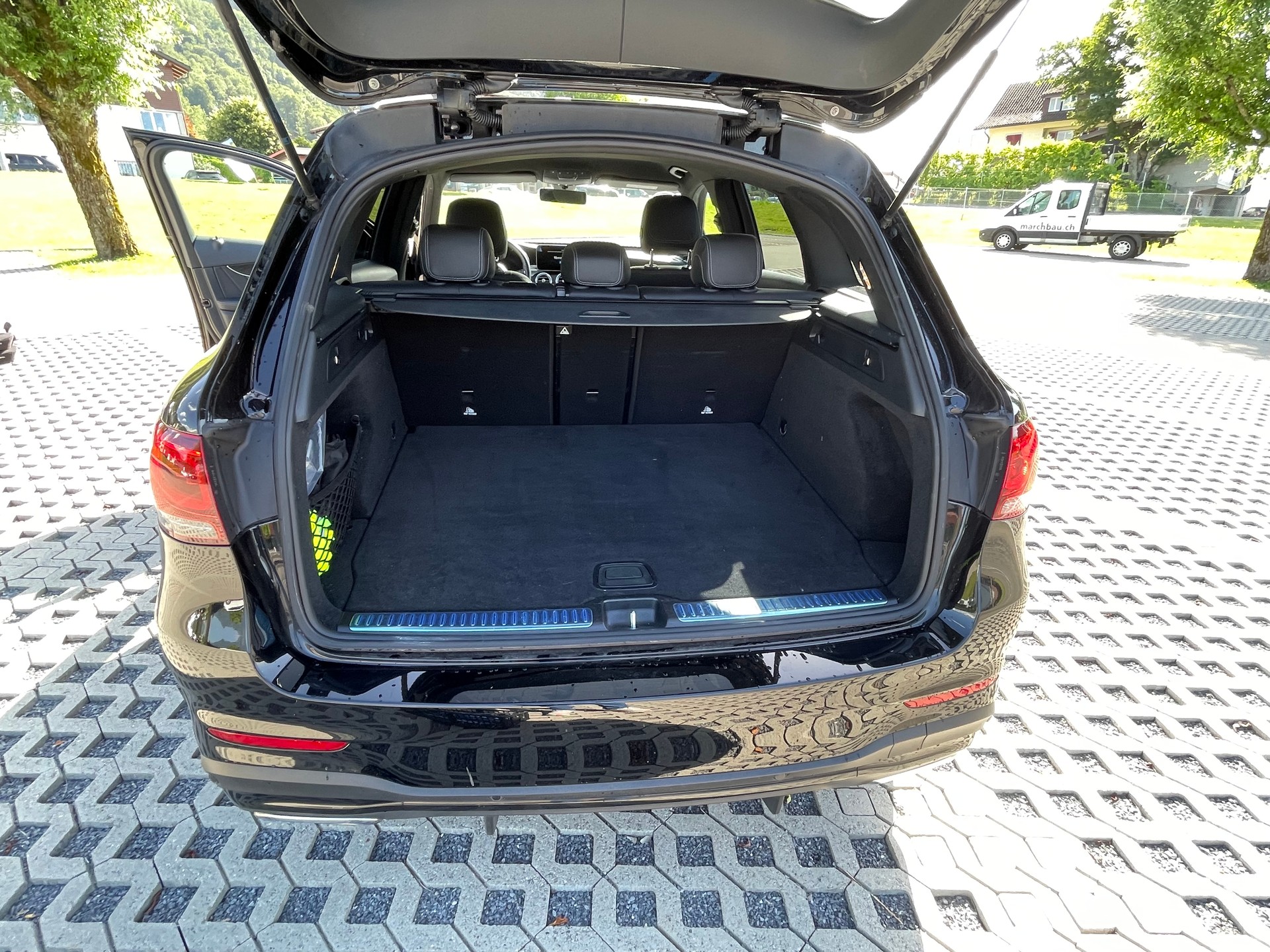 MERCEDES-BENZ GLC 200 AMG Line 4Matic 9G-Tronic-image-4