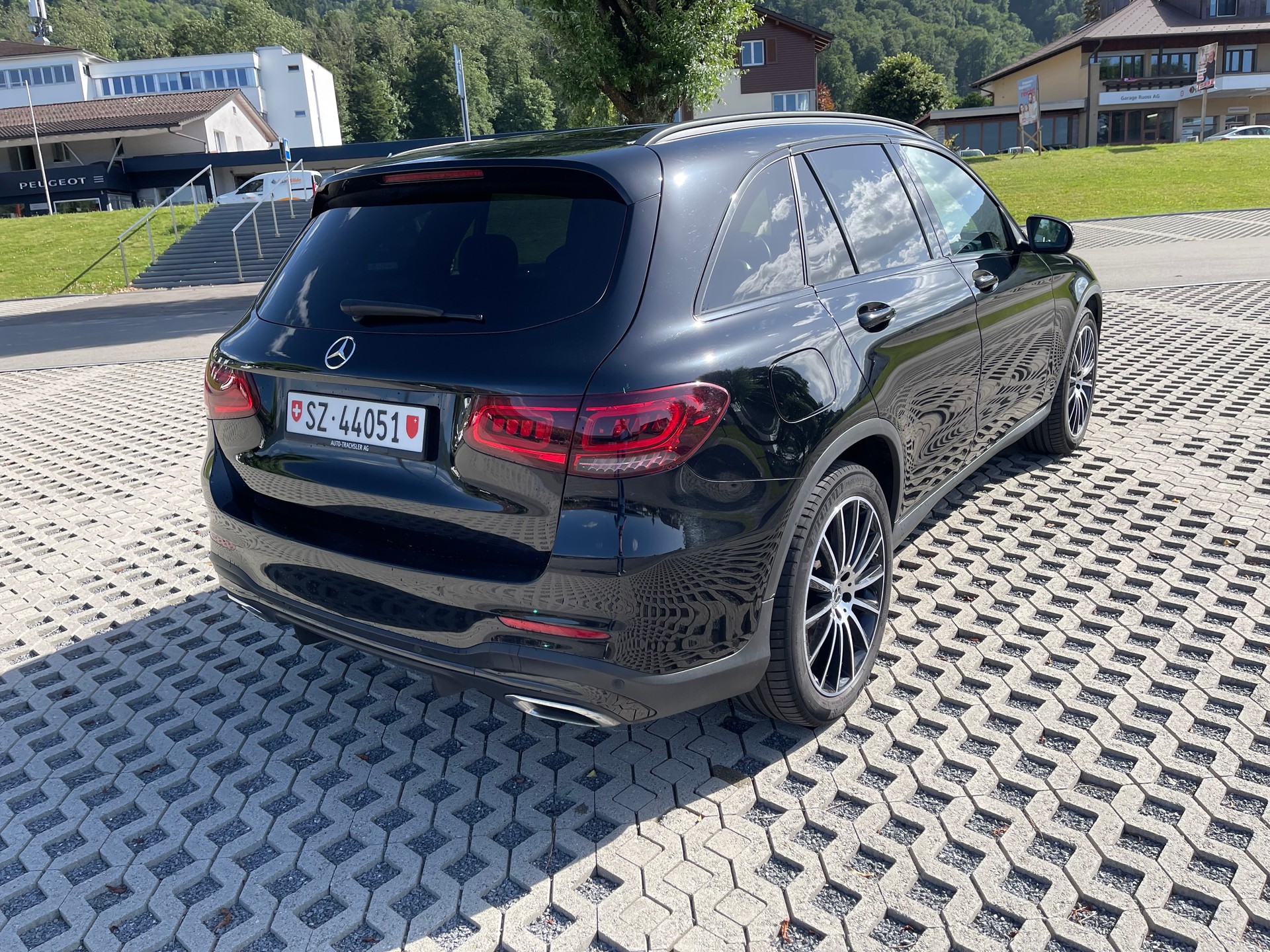 MERCEDES-BENZ GLC 200 AMG Line 4Matic 9G-Tronic-image-3