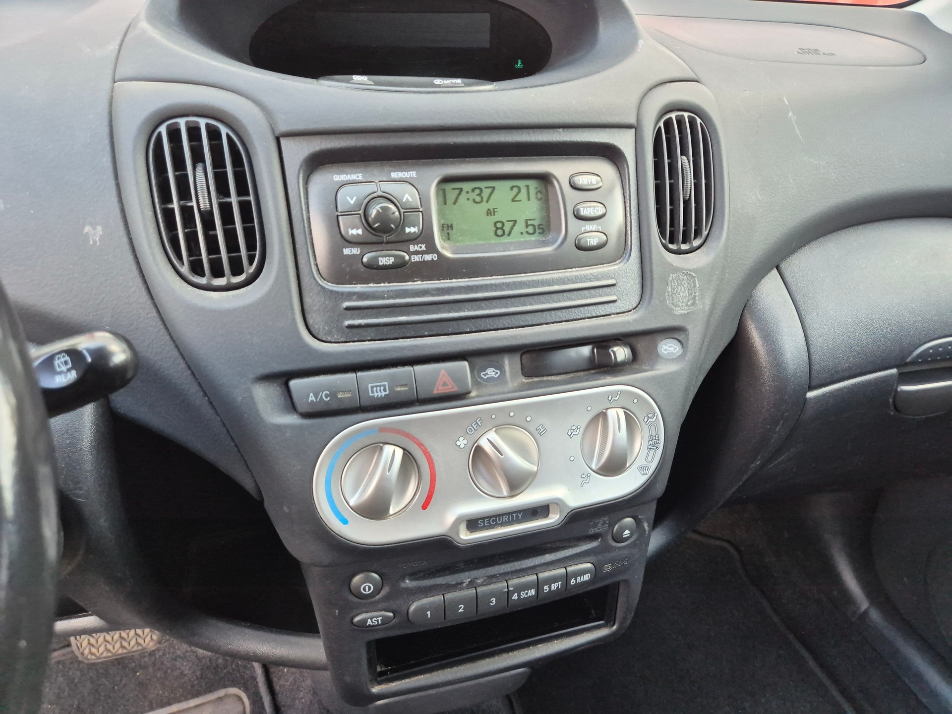 TOYOTA Yaris Verso 1.3 Linea Sol-image-12