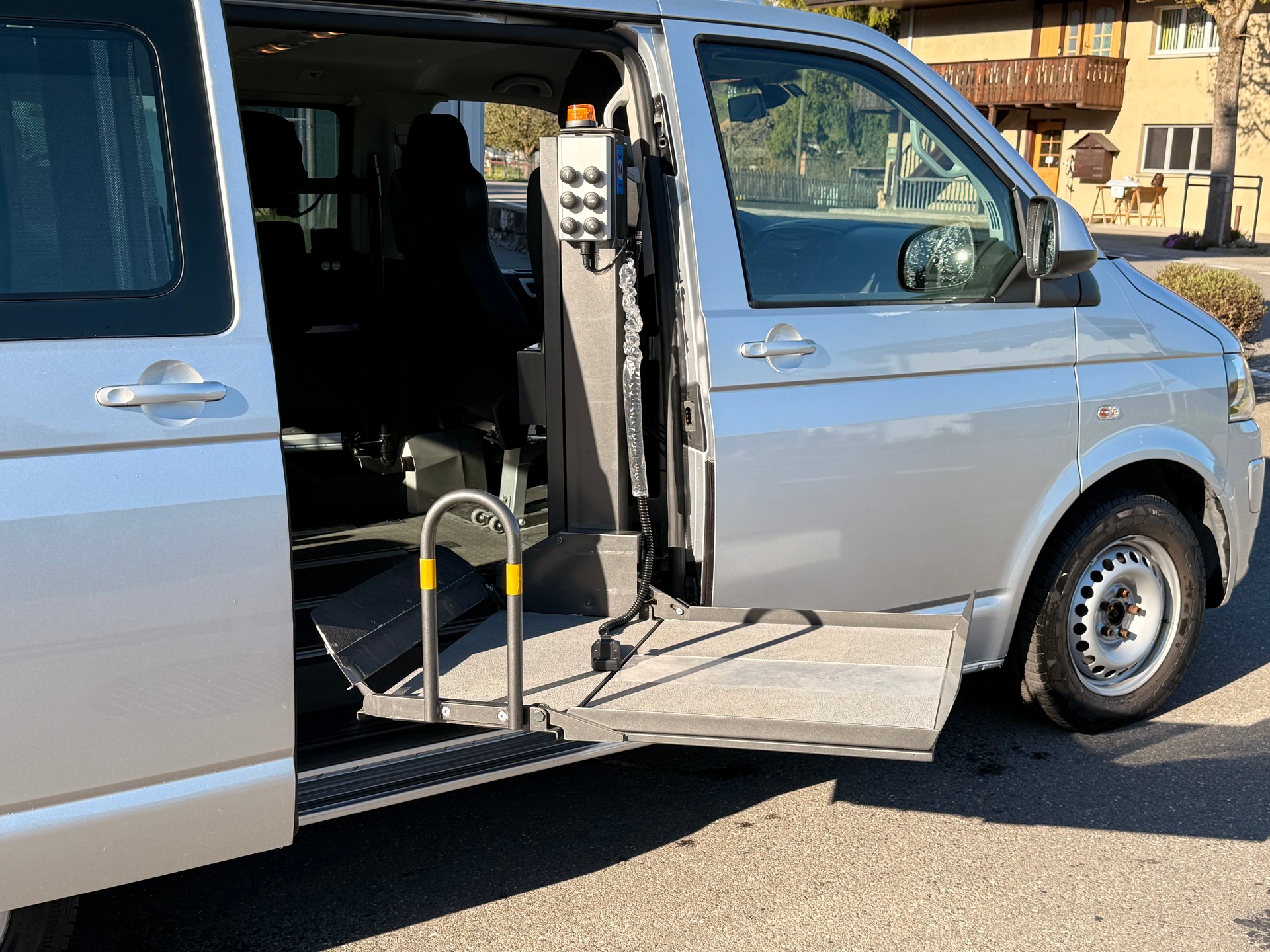 VW Multivan TDI Fam L.Ed. A-image-3