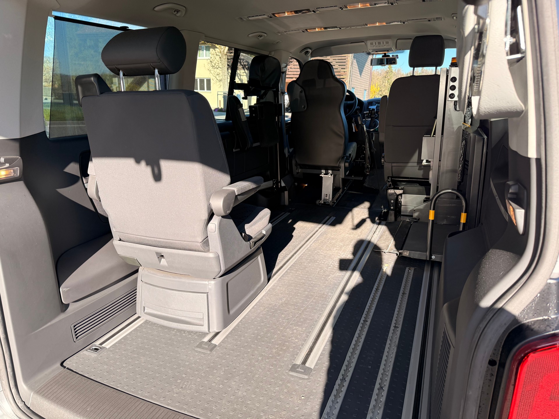 VW Multivan TDI Fam L.Ed. A-image-6