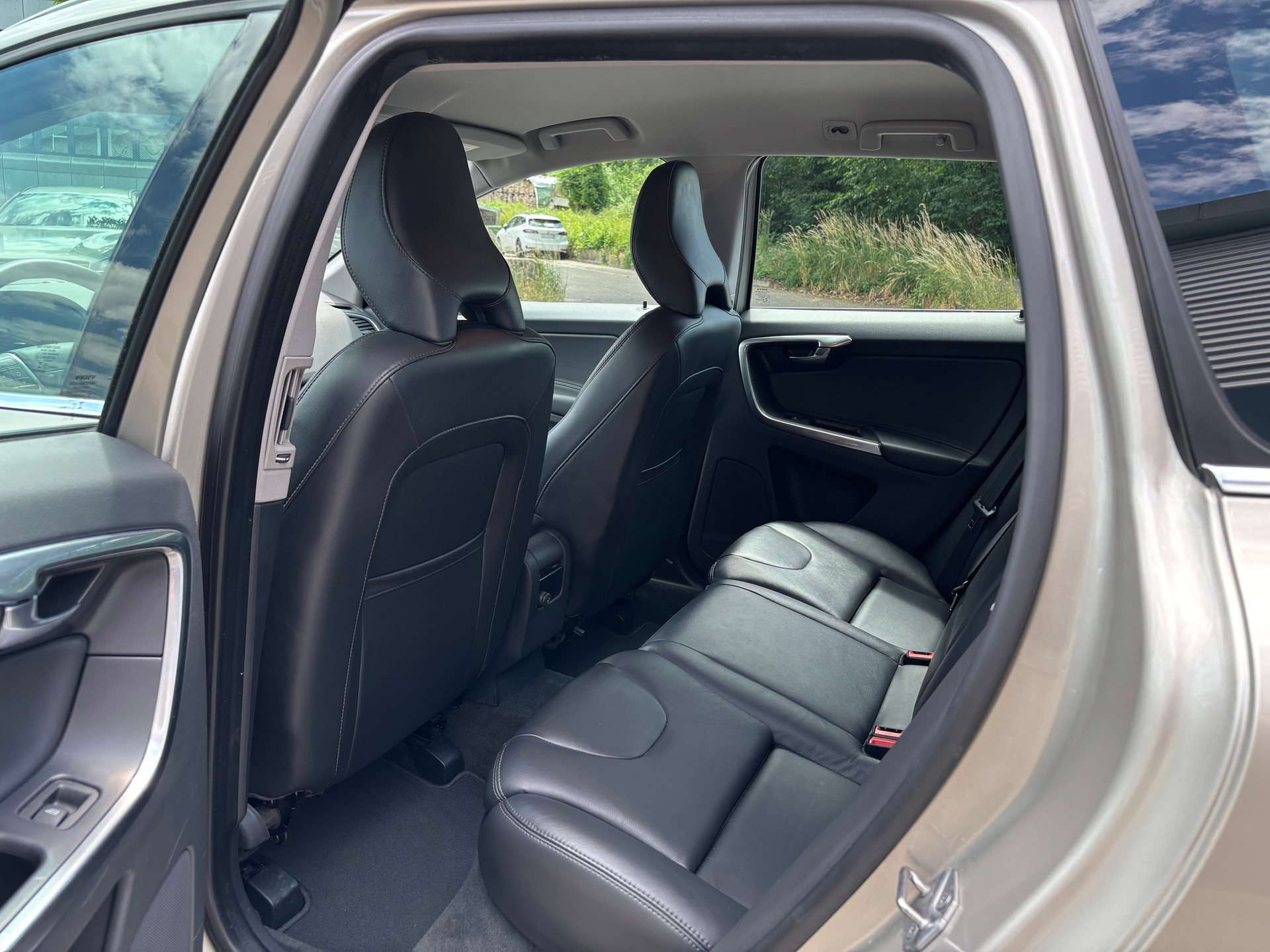 VOLVO XC60 2.4 D4 Summum AWD S/S-image-10