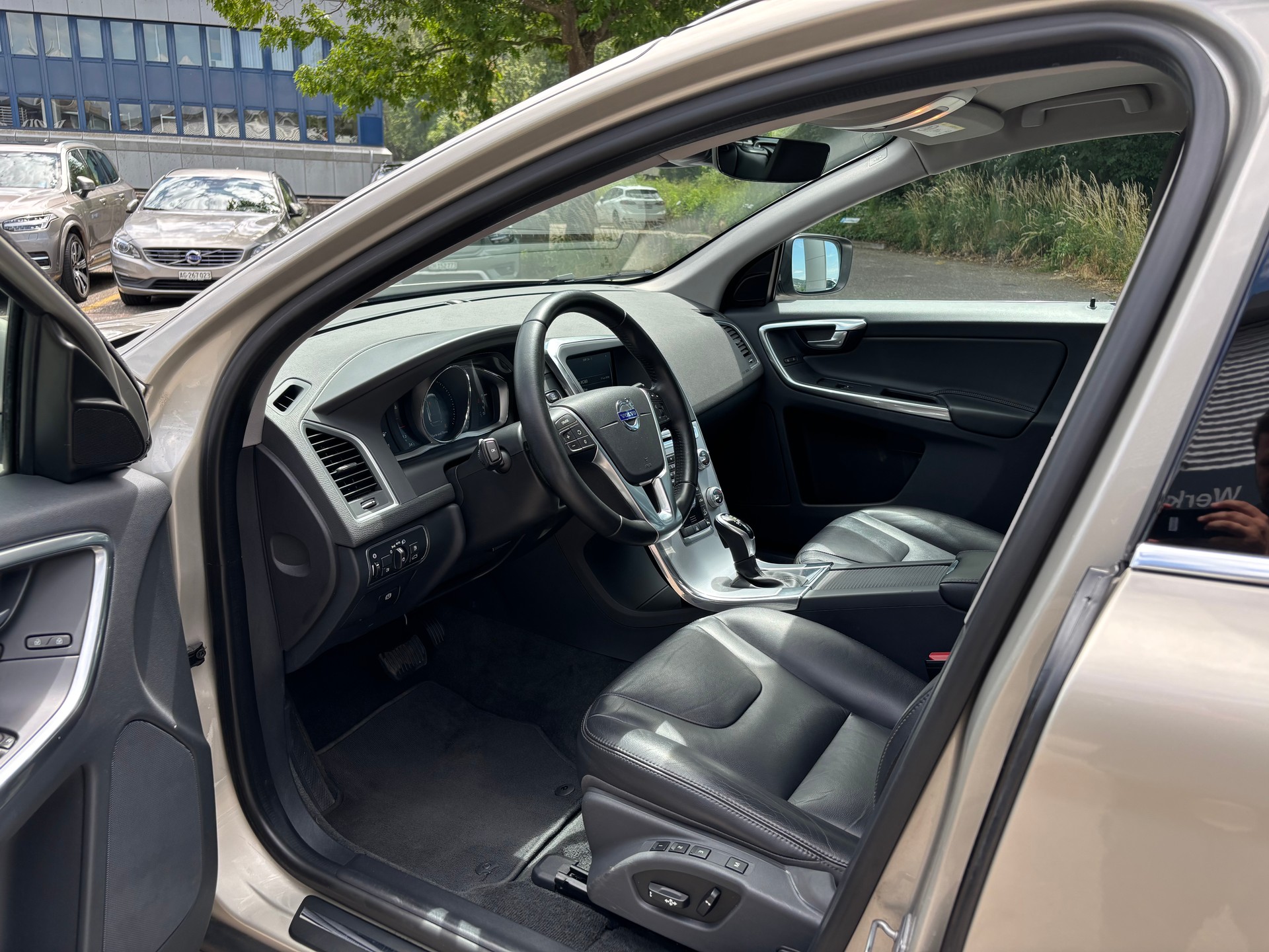 VOLVO XC60 2.4 D4 Summum AWD S/S-image-2