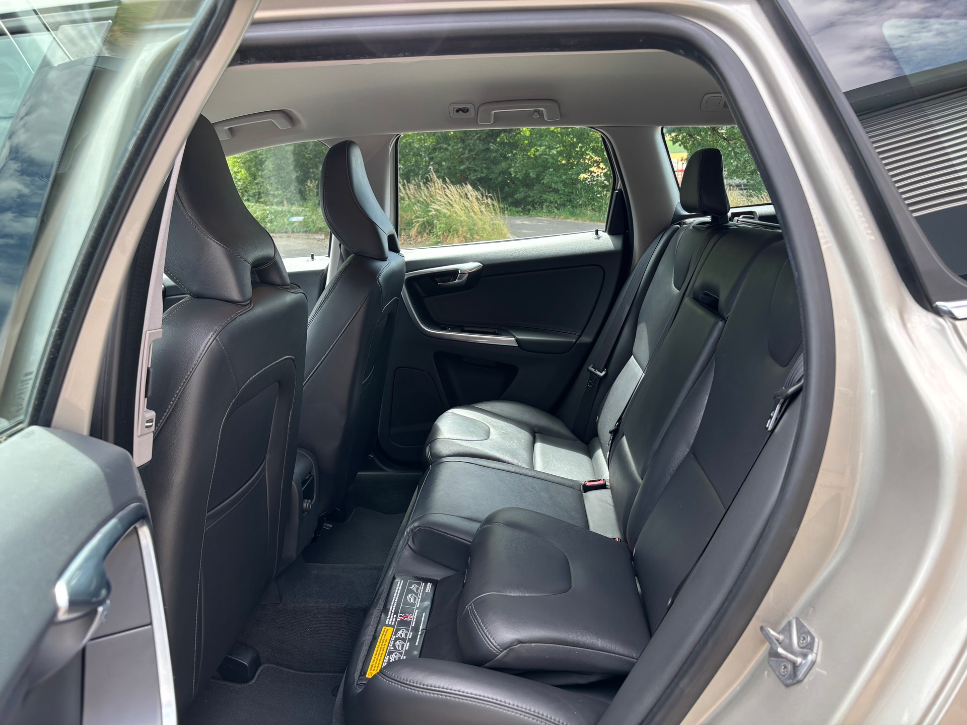 VOLVO XC60 2.4 D4 Summum AWD S/S-image-11