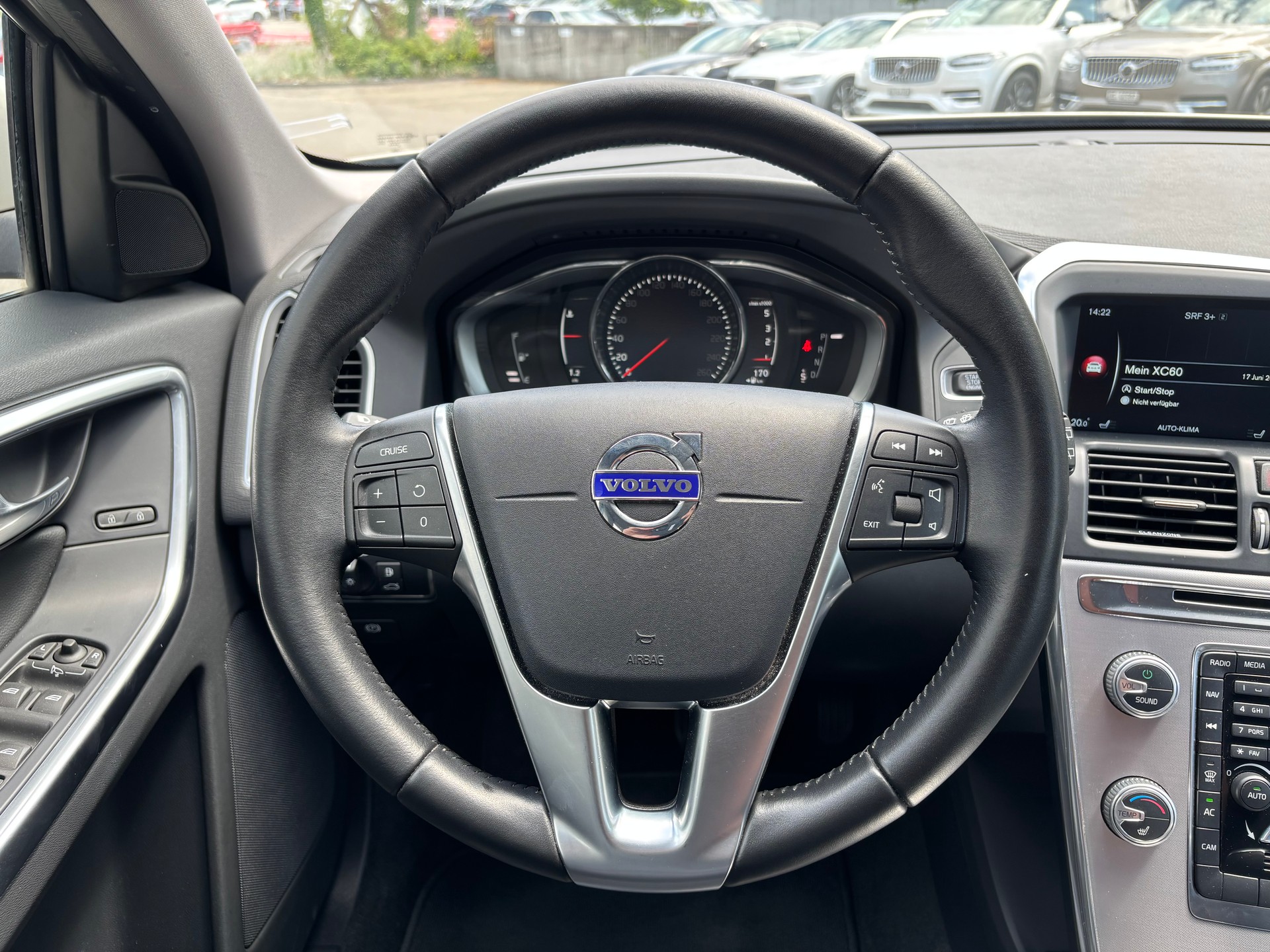 VOLVO XC60 2.4 D4 Summum AWD S/S-image-17
