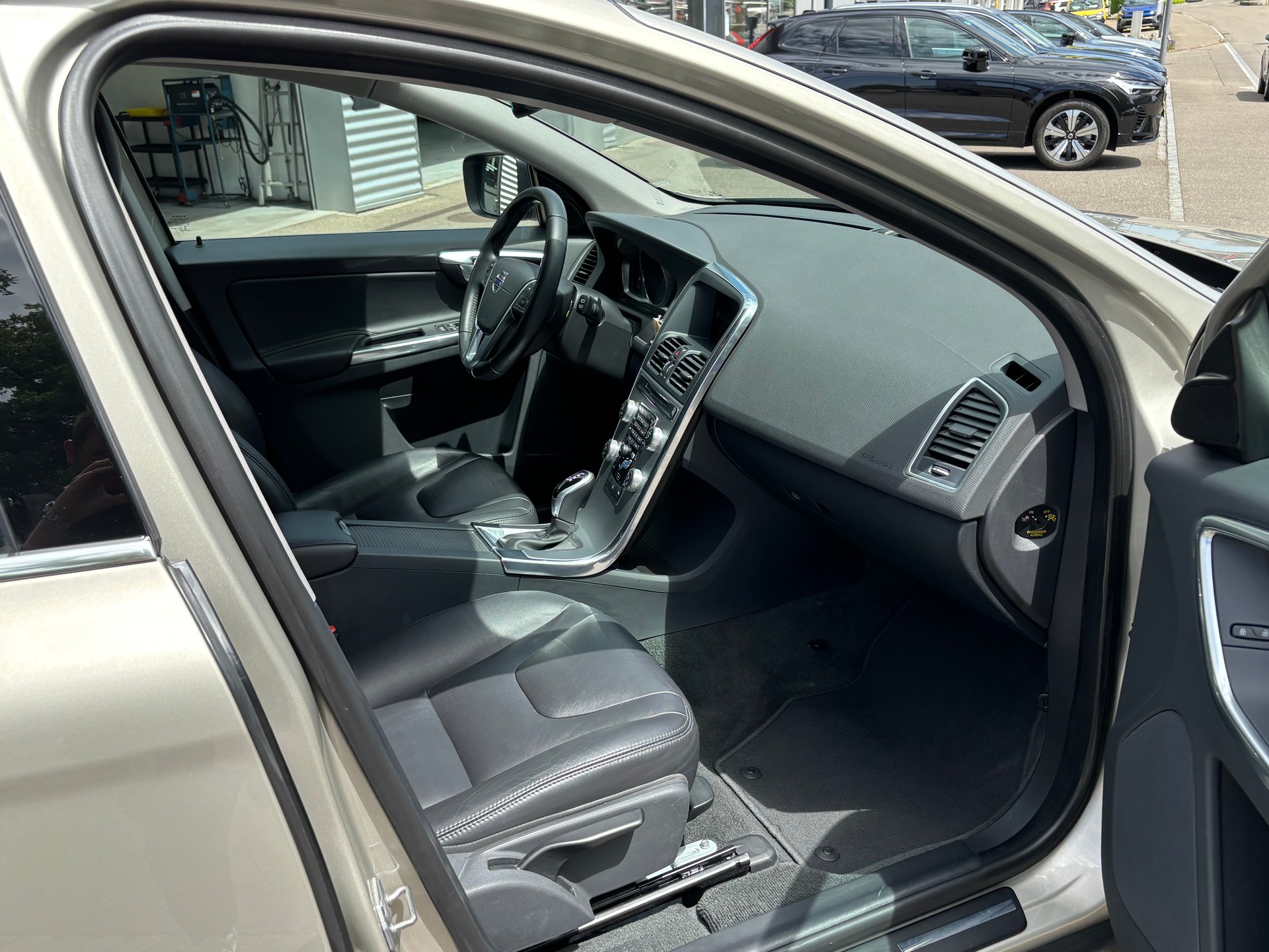 VOLVO XC60 2.4 D4 Summum AWD S/S-image-5