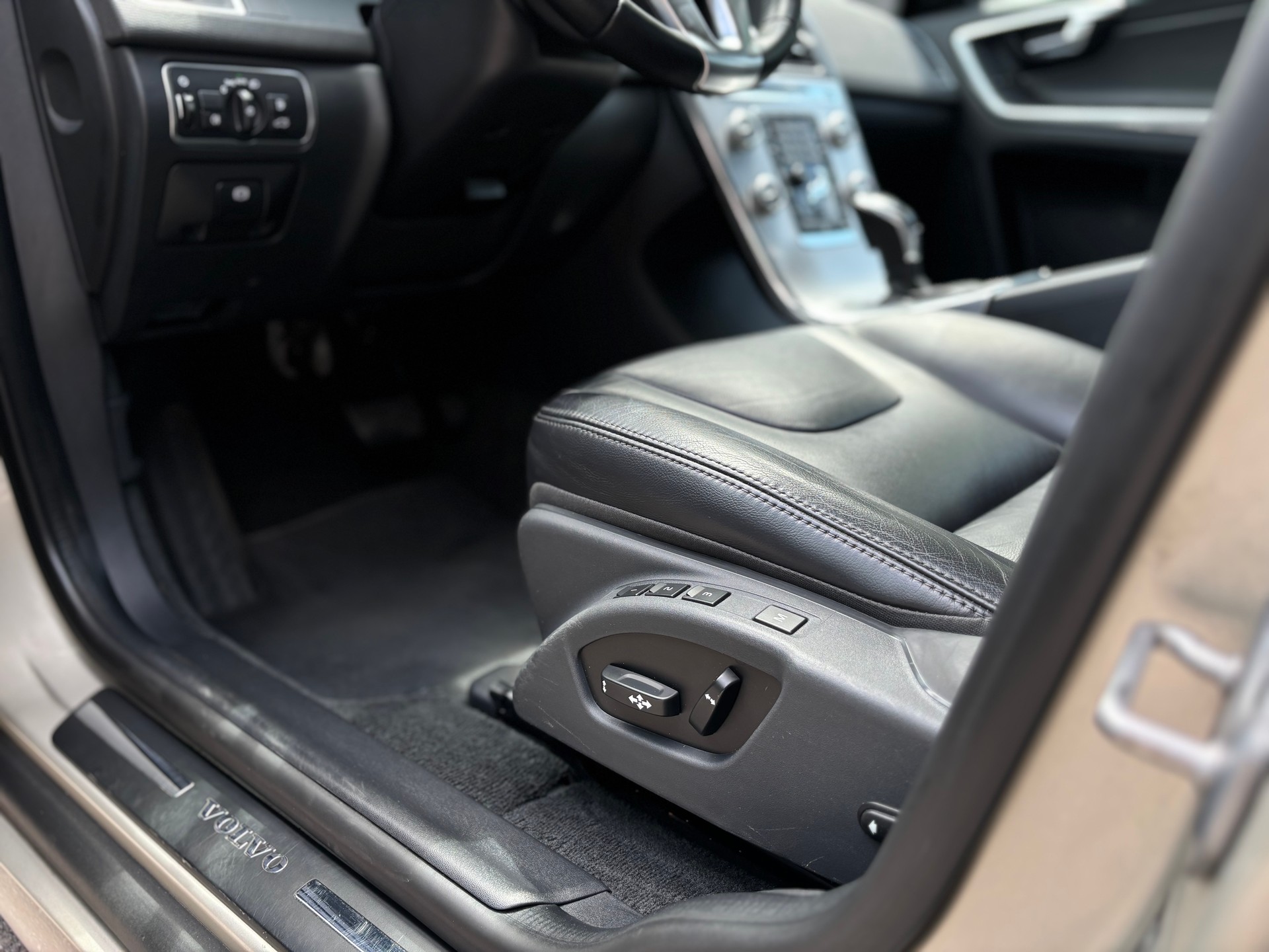 VOLVO XC60 2.4 D4 Summum AWD S/S-image-15