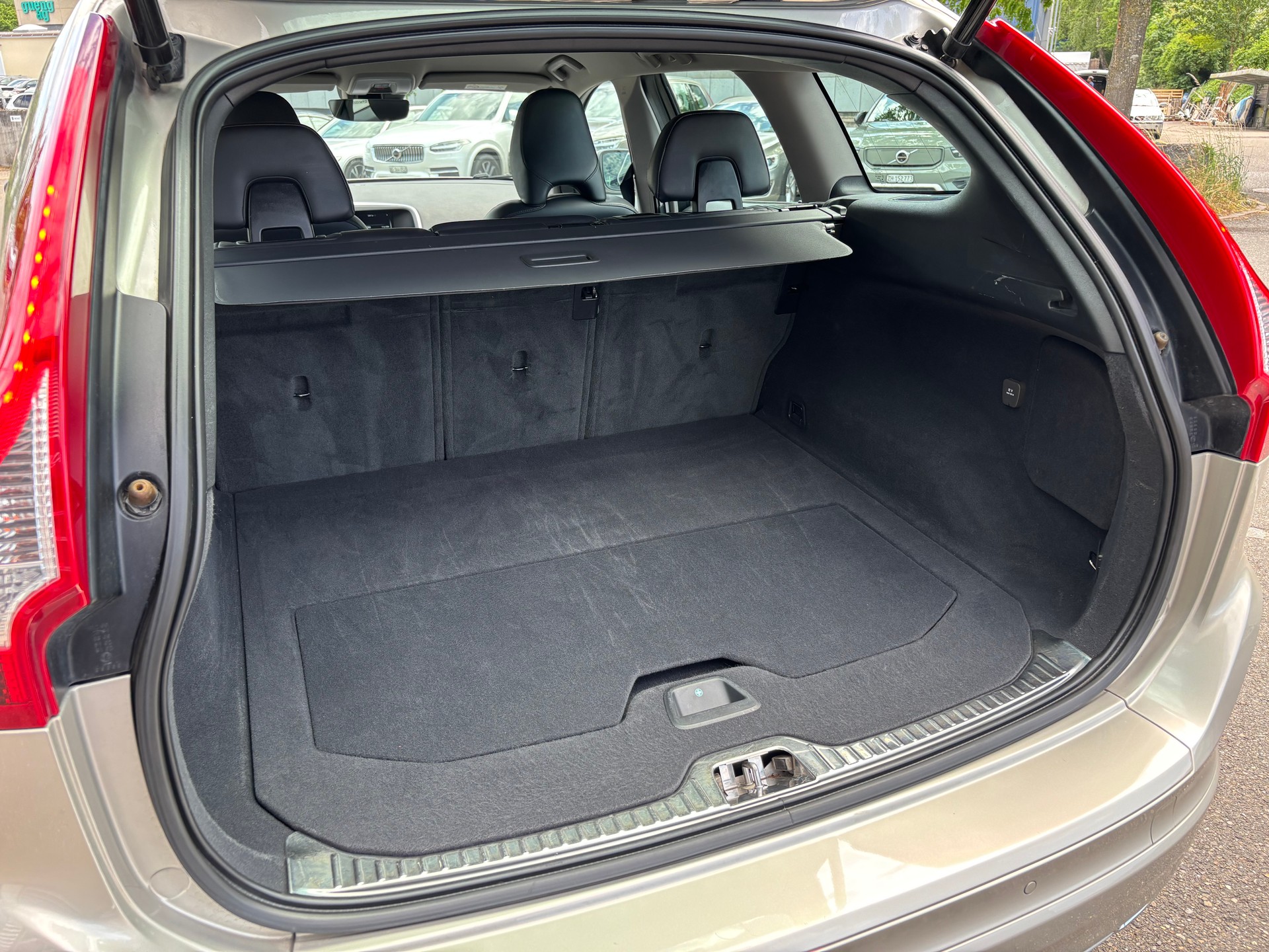 VOLVO XC60 2.4 D4 Summum AWD S/S-image-8