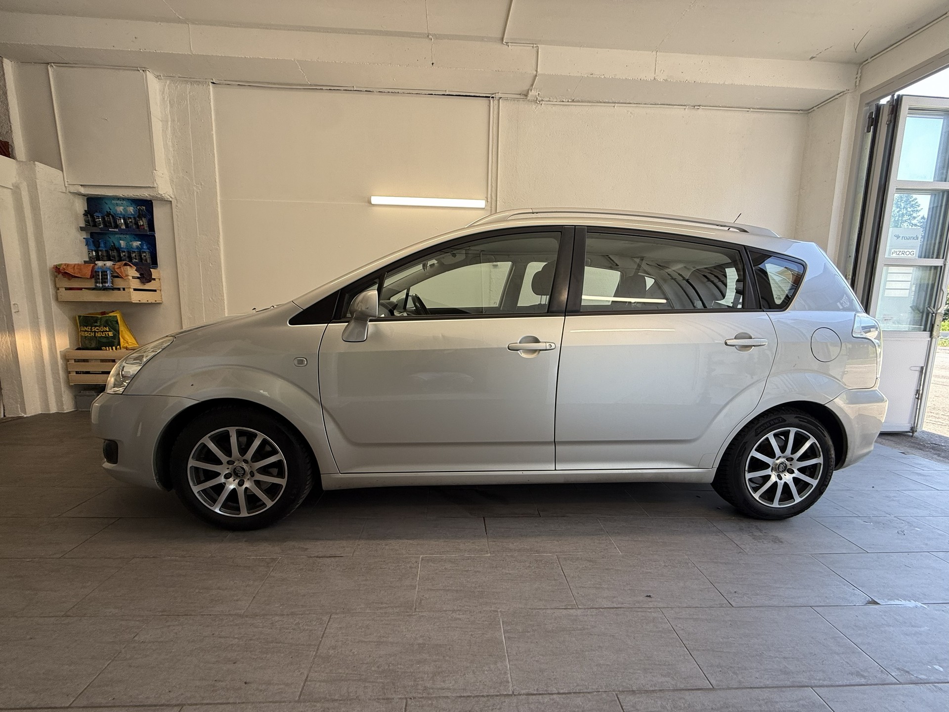 TOYOTA Corolla Verso 2.2 D-4D Linea Sol 7 Plätzer-image-1