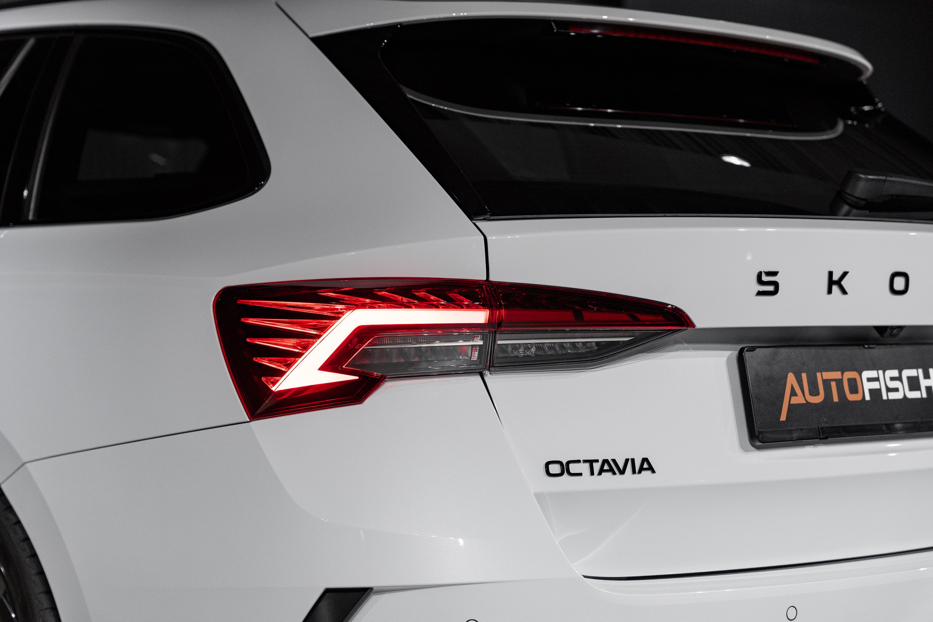 SKODA Octavia Combi 2.0 TSI DSG RS-image-24