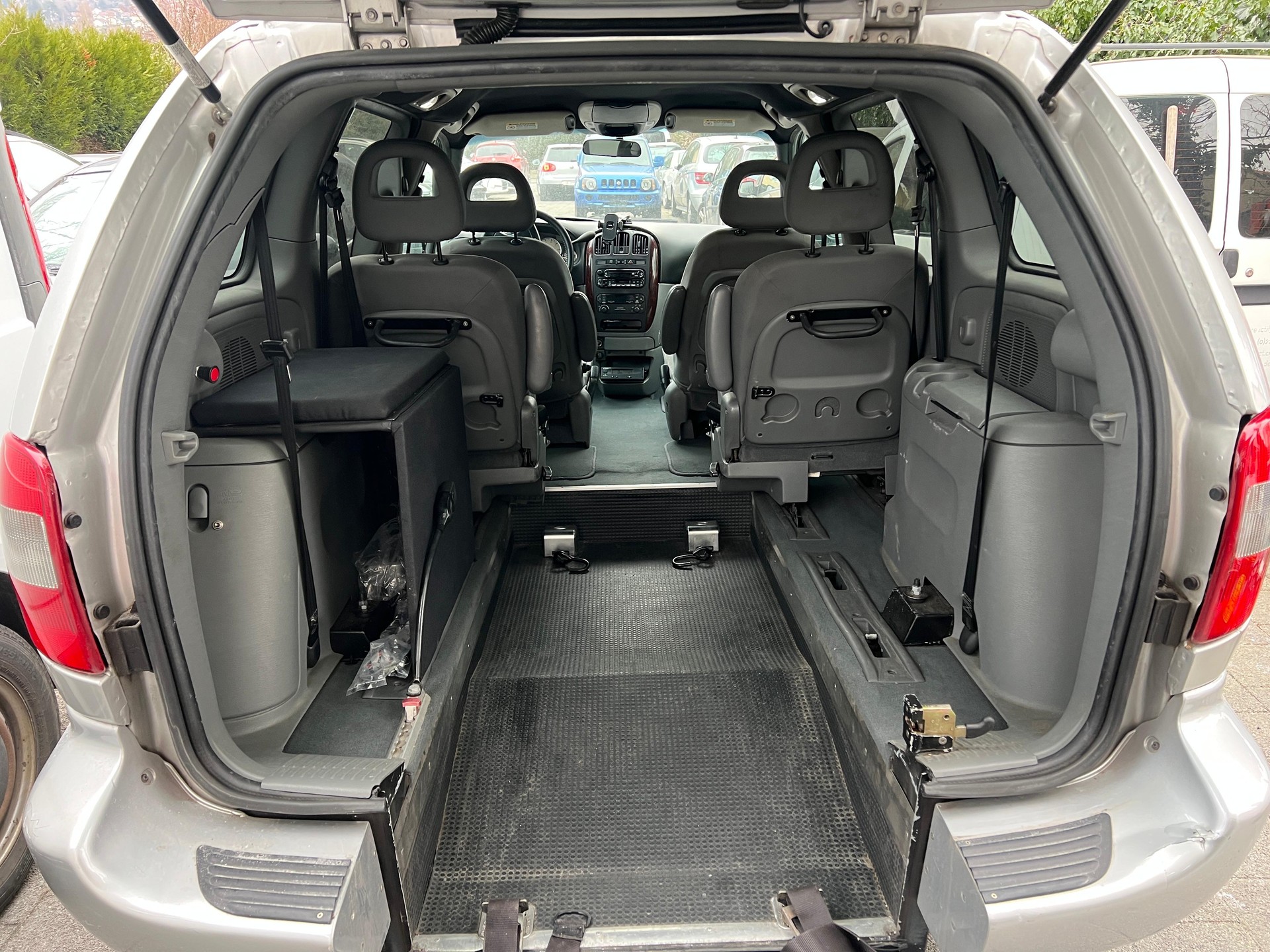 CHRYSLER Voyager 3.3 LX Automatic-image-4