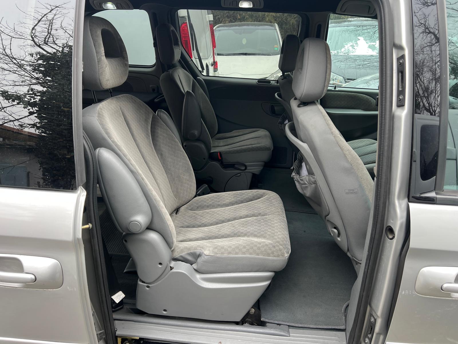CHRYSLER Voyager 3.3 LX Automatic-image-7