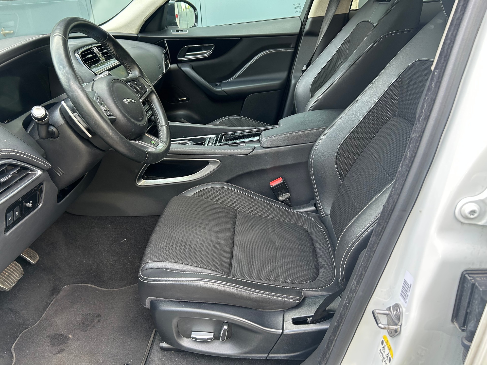JAGUAR F-Pace 25t 2.0 R-Sport AWD Automatik-image-4