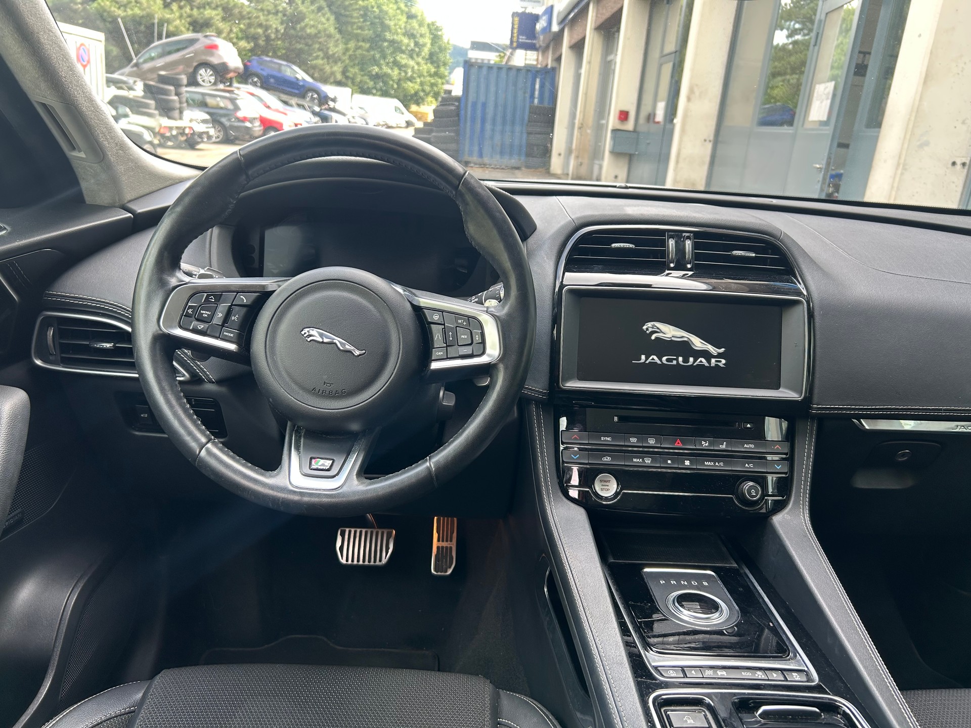 JAGUAR F-Pace 25t 2.0 R-Sport AWD Automatik-image-3