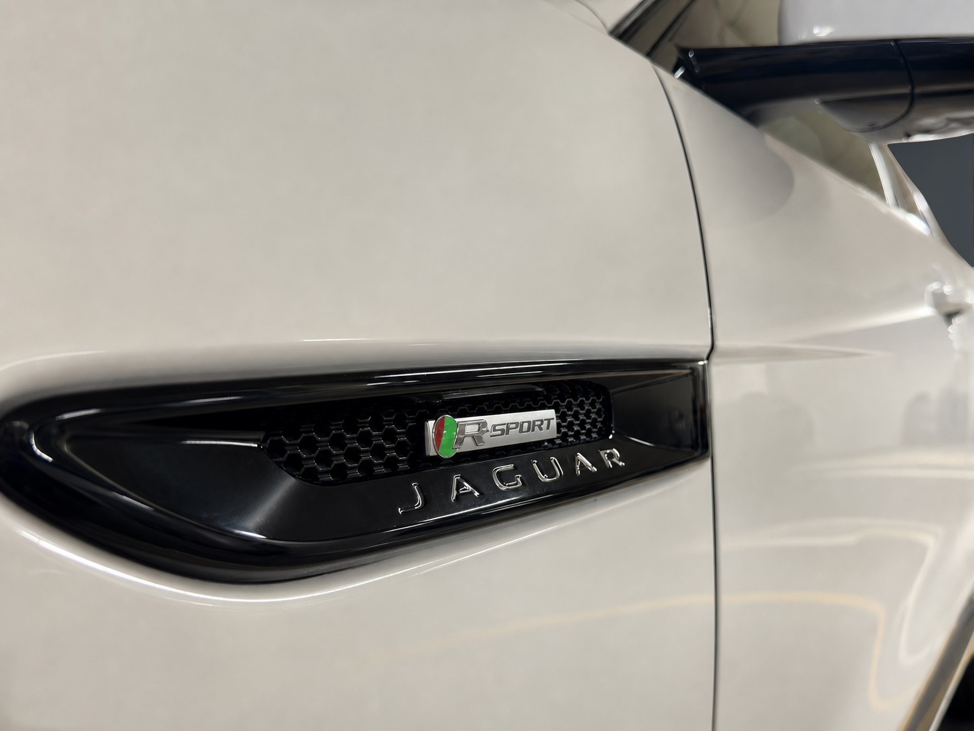 JAGUAR F-Pace 25t 2.0 R-Sport AWD Automatik-image-30