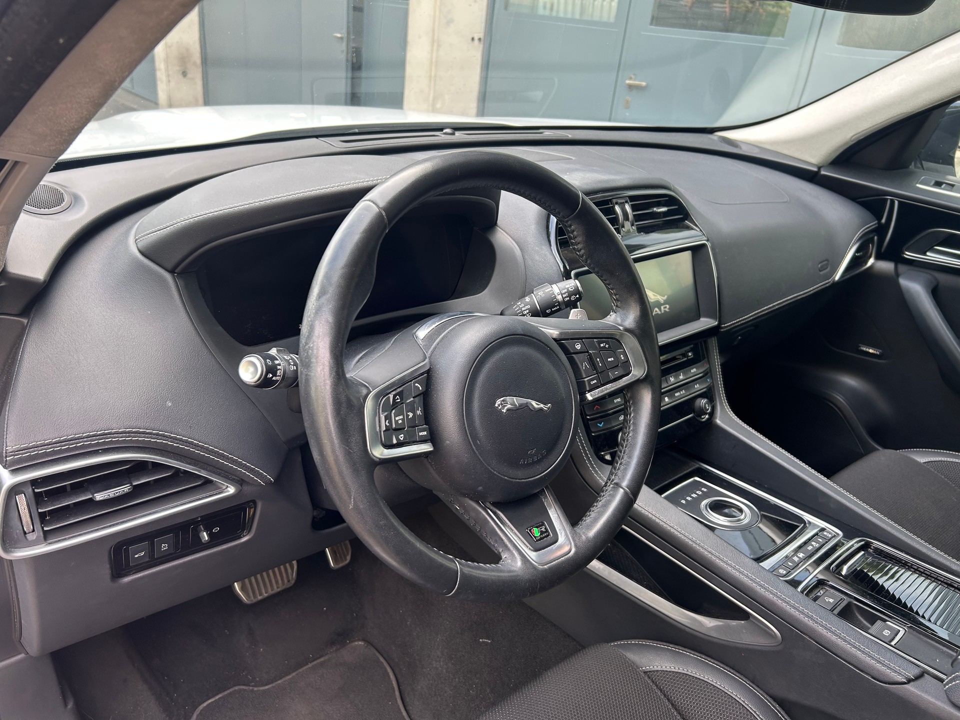 JAGUAR F-Pace 25t 2.0 R-Sport AWD Automatik-image-5