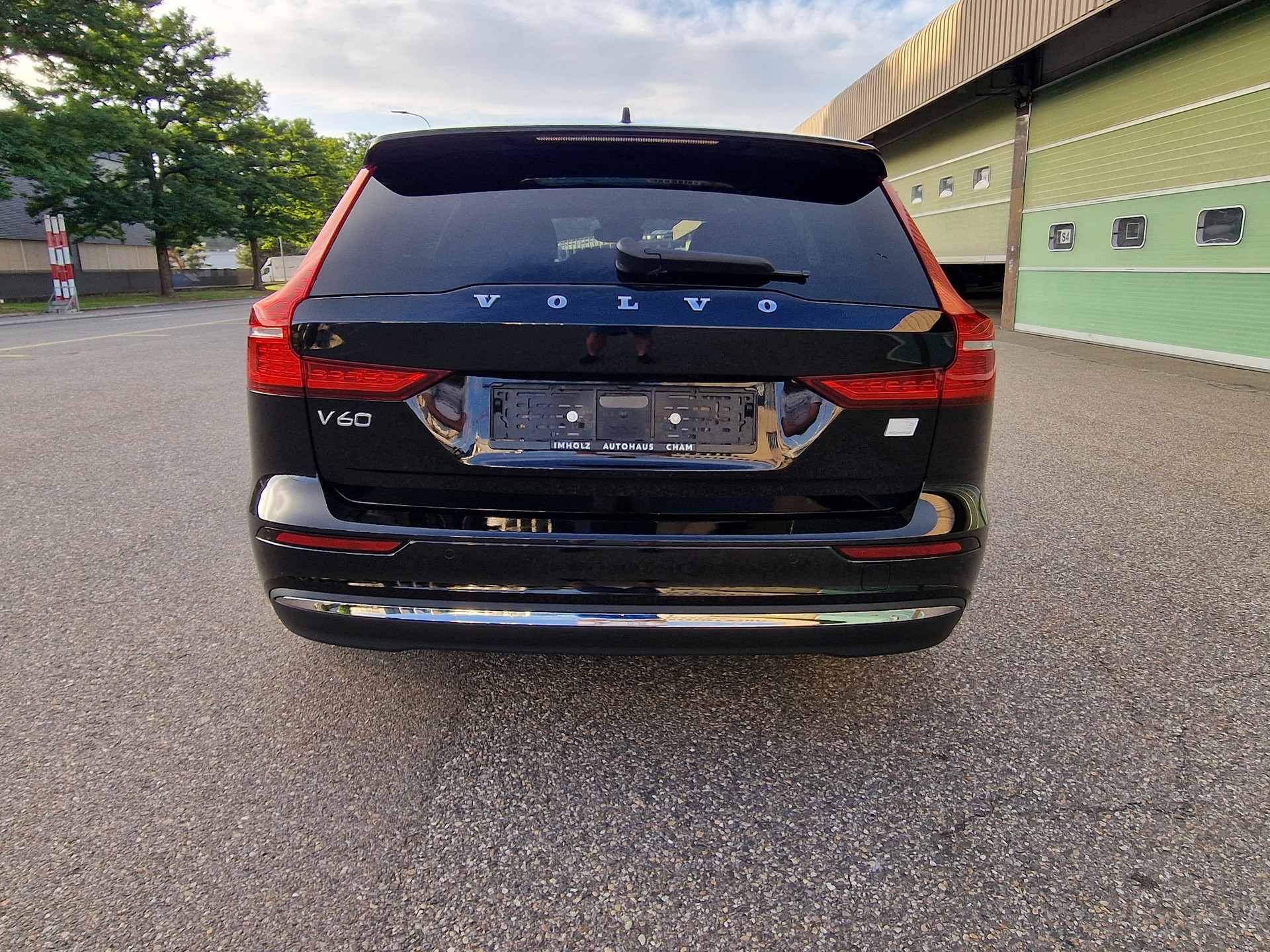 VOLVO V60 T6 eAWD Plug in Hybrid Ultra Bright Geartronic-image-3