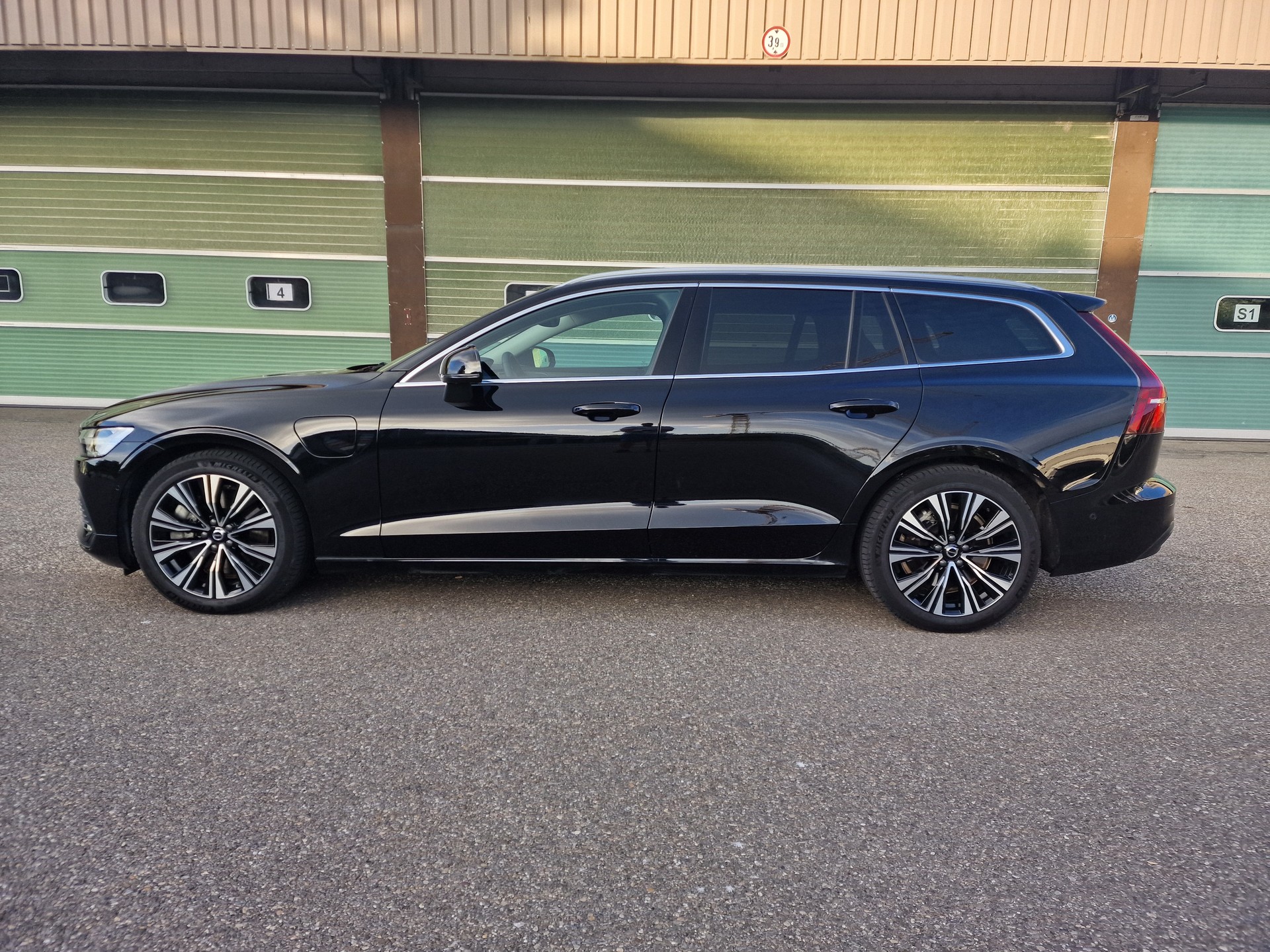 VOLVO V60 T6 eAWD Plug in Hybrid Ultra Bright Geartronic-image-1