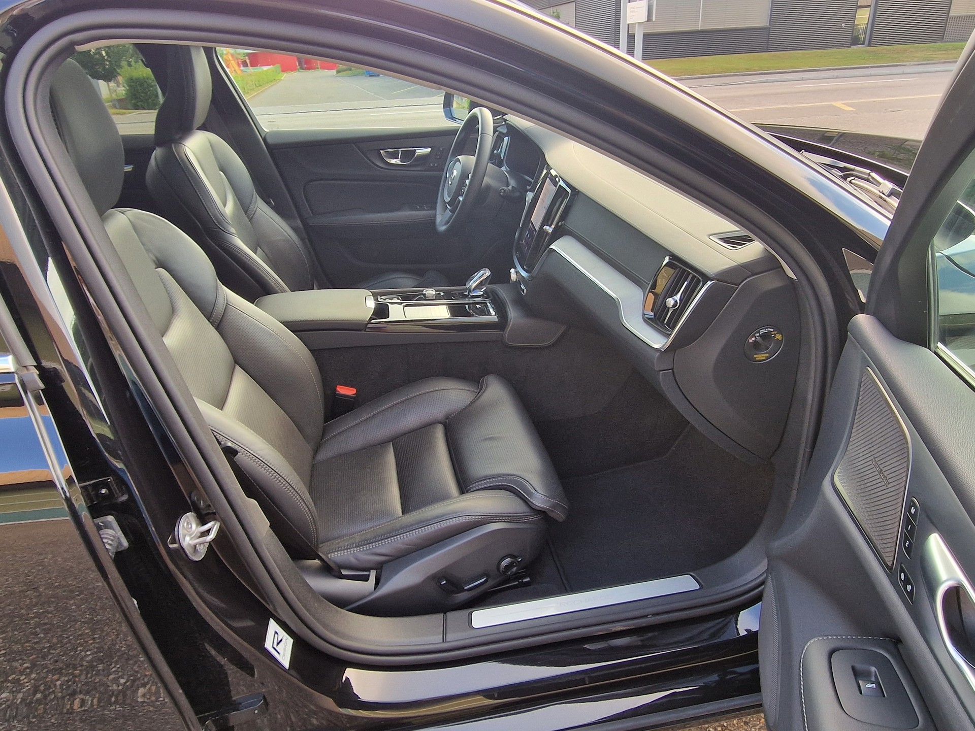 VOLVO V60 T6 eAWD Plug in Hybrid Ultra Bright Geartronic-image-9