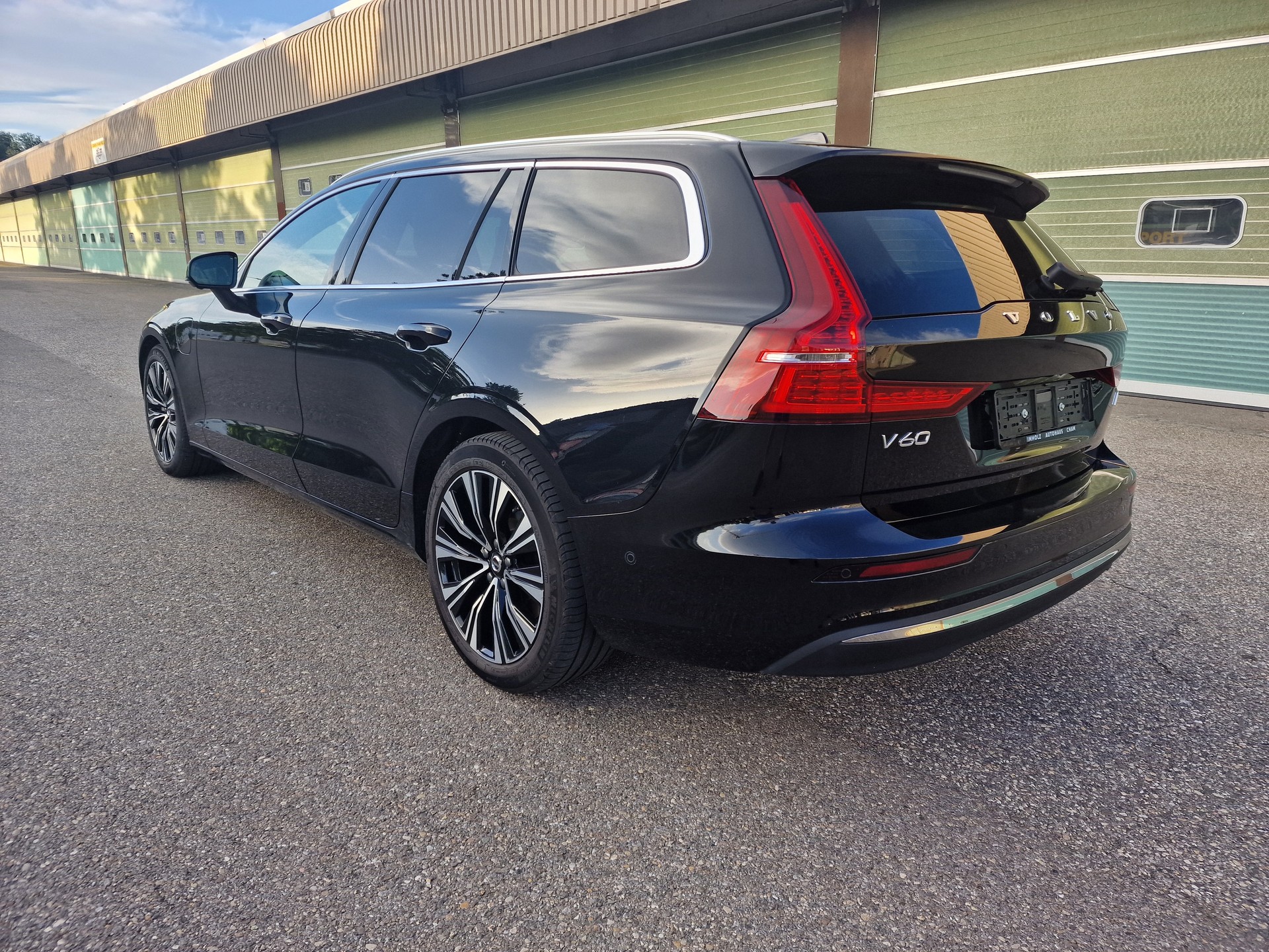 VOLVO V60 T6 eAWD Plug in Hybrid Ultra Bright Geartronic-image-2