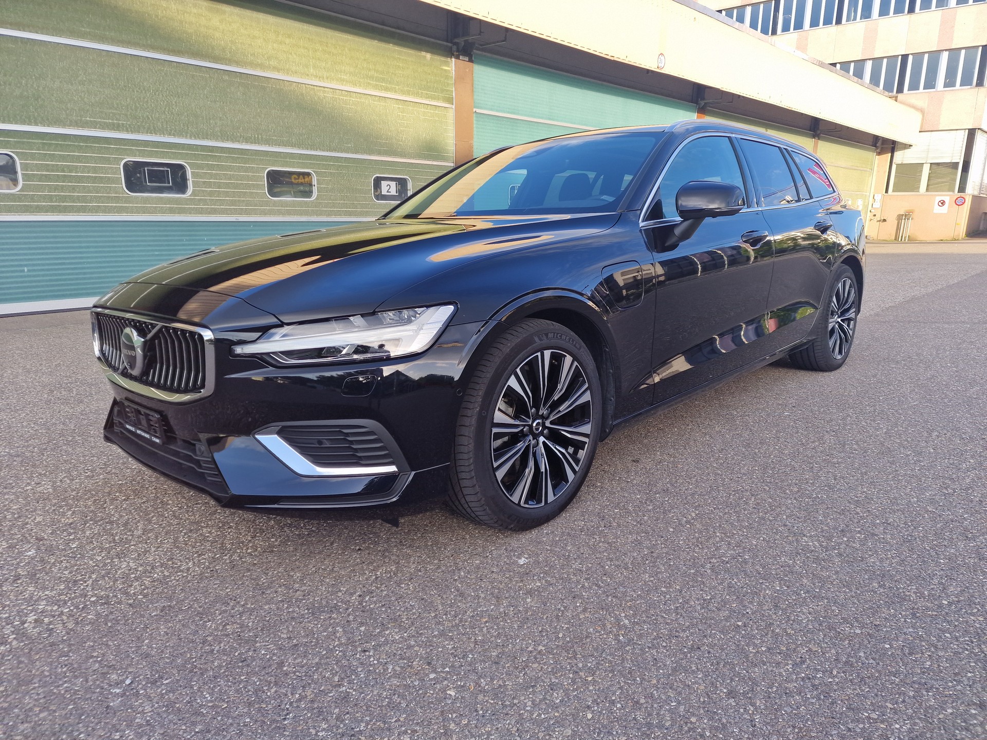 VOLVO V60 T6 eAWD Plug in Hybrid Ultra Bright Geartronic-image-0