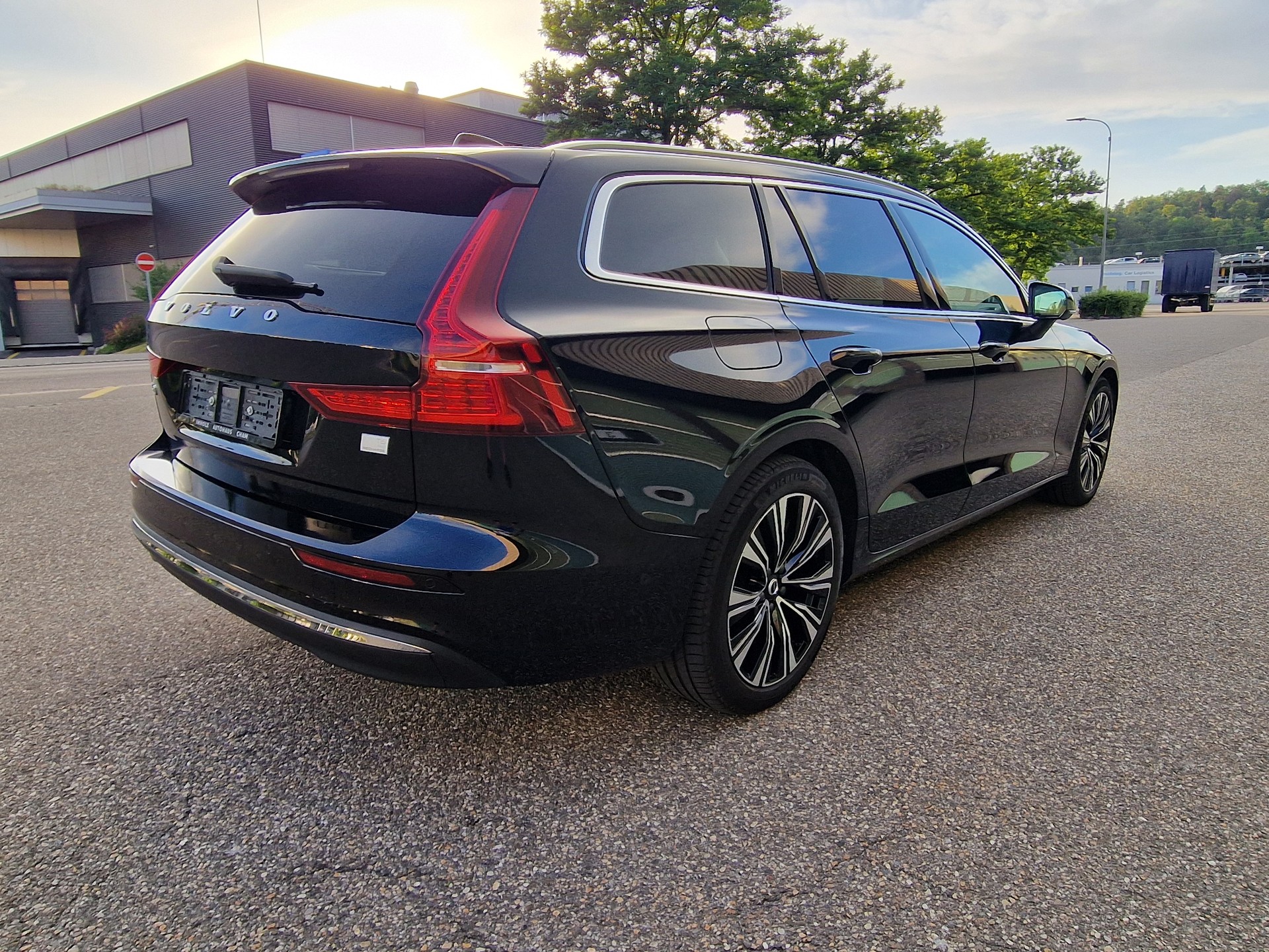 VOLVO V60 T6 eAWD Plug in Hybrid Ultra Bright Geartronic-image-4