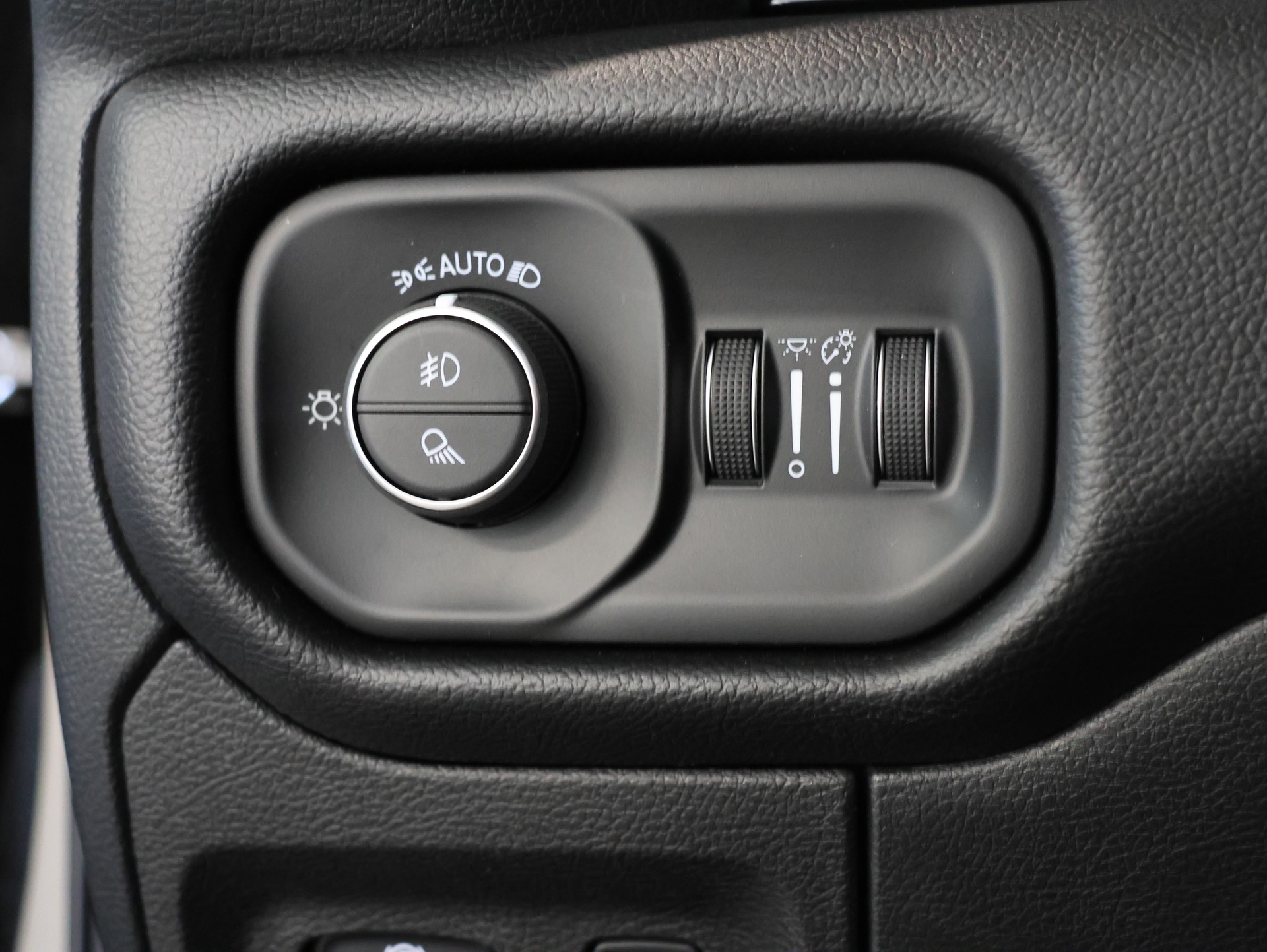 DODGE Dodge Ram 1500 *Panoramadach* *Harman Kardon* *360 Kamera*-image-26