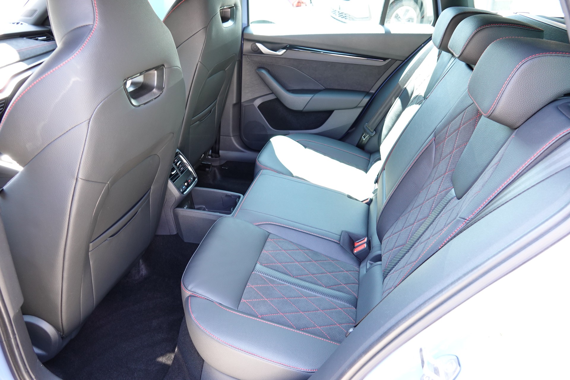 SKODA Octavia Combi 2.0 TSI RS 30 Years Edition DSG-image-17