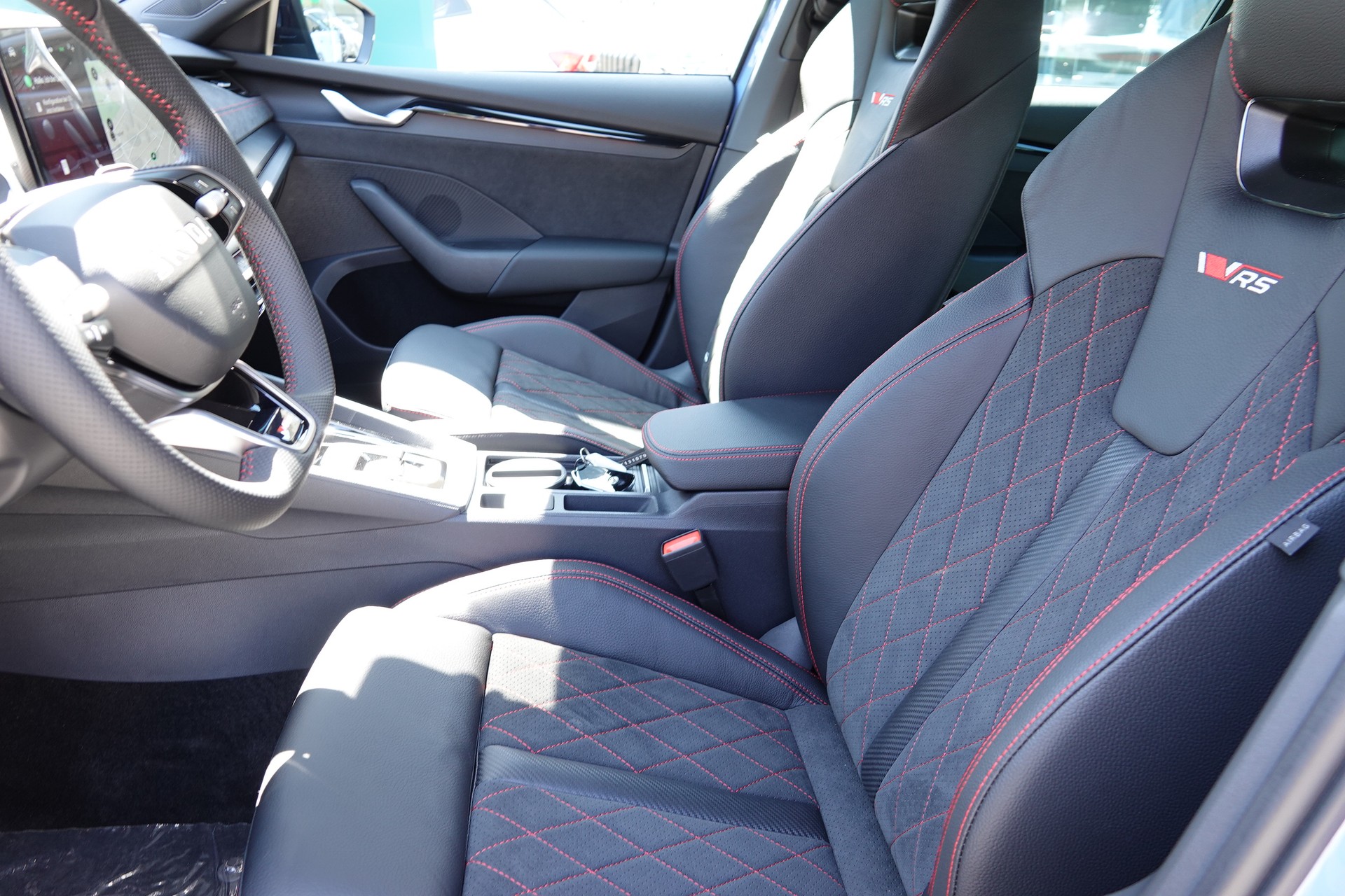 SKODA Octavia Combi 2.0 TSI RS 30 Years Edition DSG-image-11
